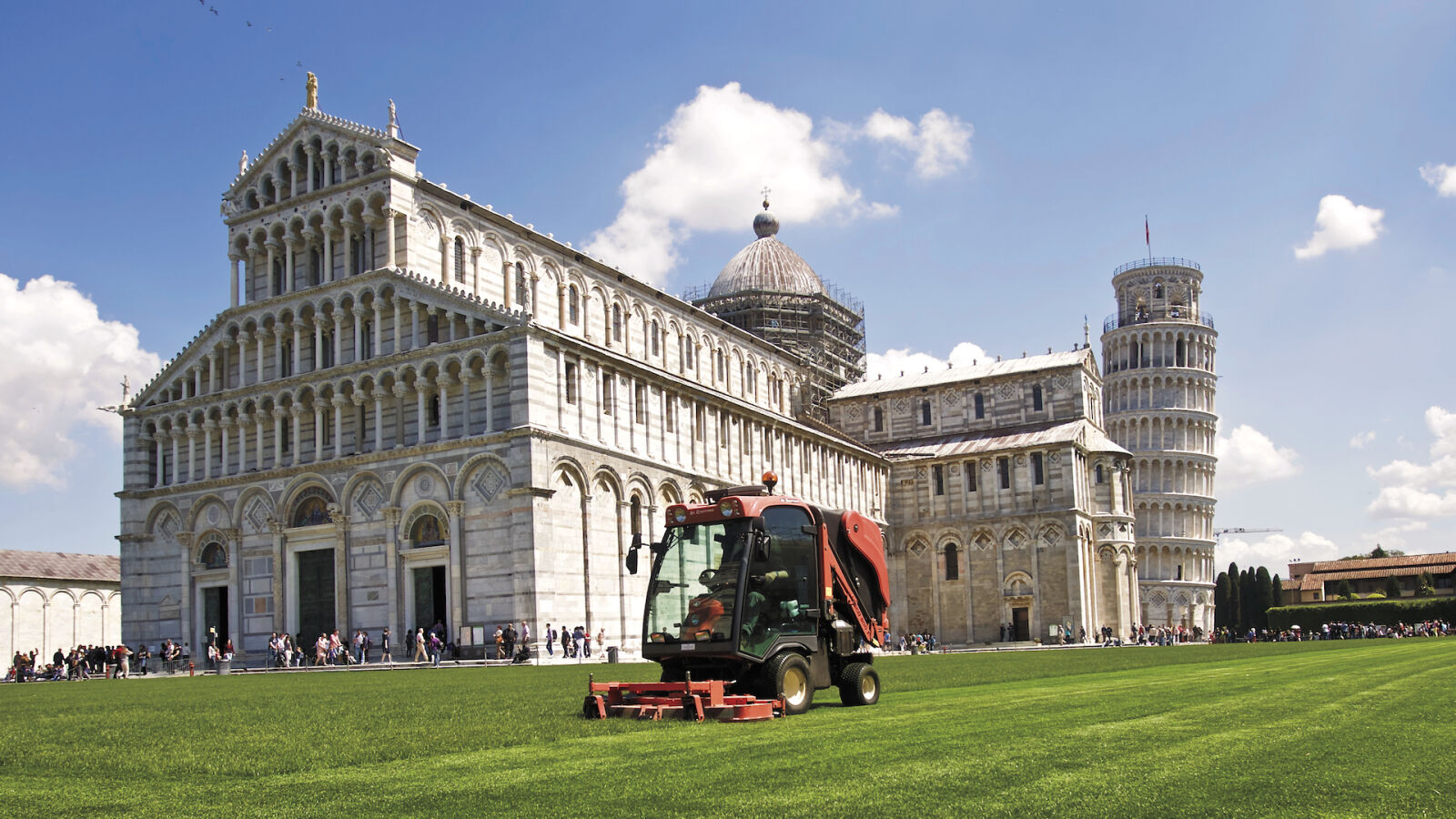 Canon EF 16-35mm F2.8L USM sample photo. Sunshine, building, grass, tourists photography