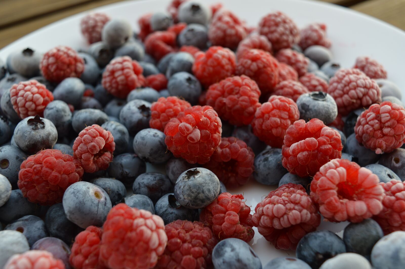 Nikon D3200 sample photo. Raspberries, blueberries, berries photography