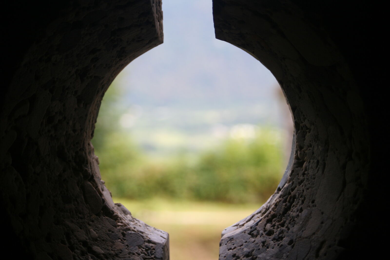 Canon EOS 350D (EOS Digital Rebel XT / EOS Kiss Digital N) sample photo. Archer, hole, castle, castlewall photography