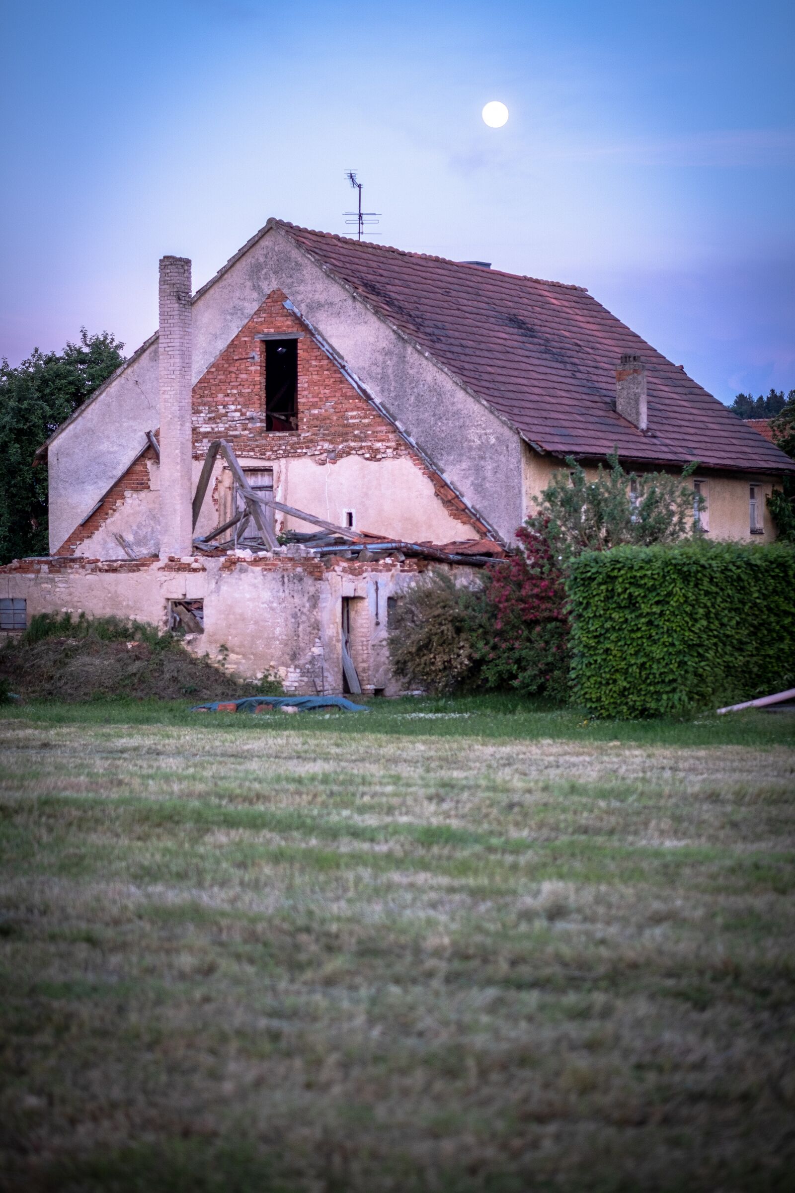 Fujifilm X-T2 + Fujifilm XF 56mm F1.2 R sample photo. House, lapsed, evening photography
