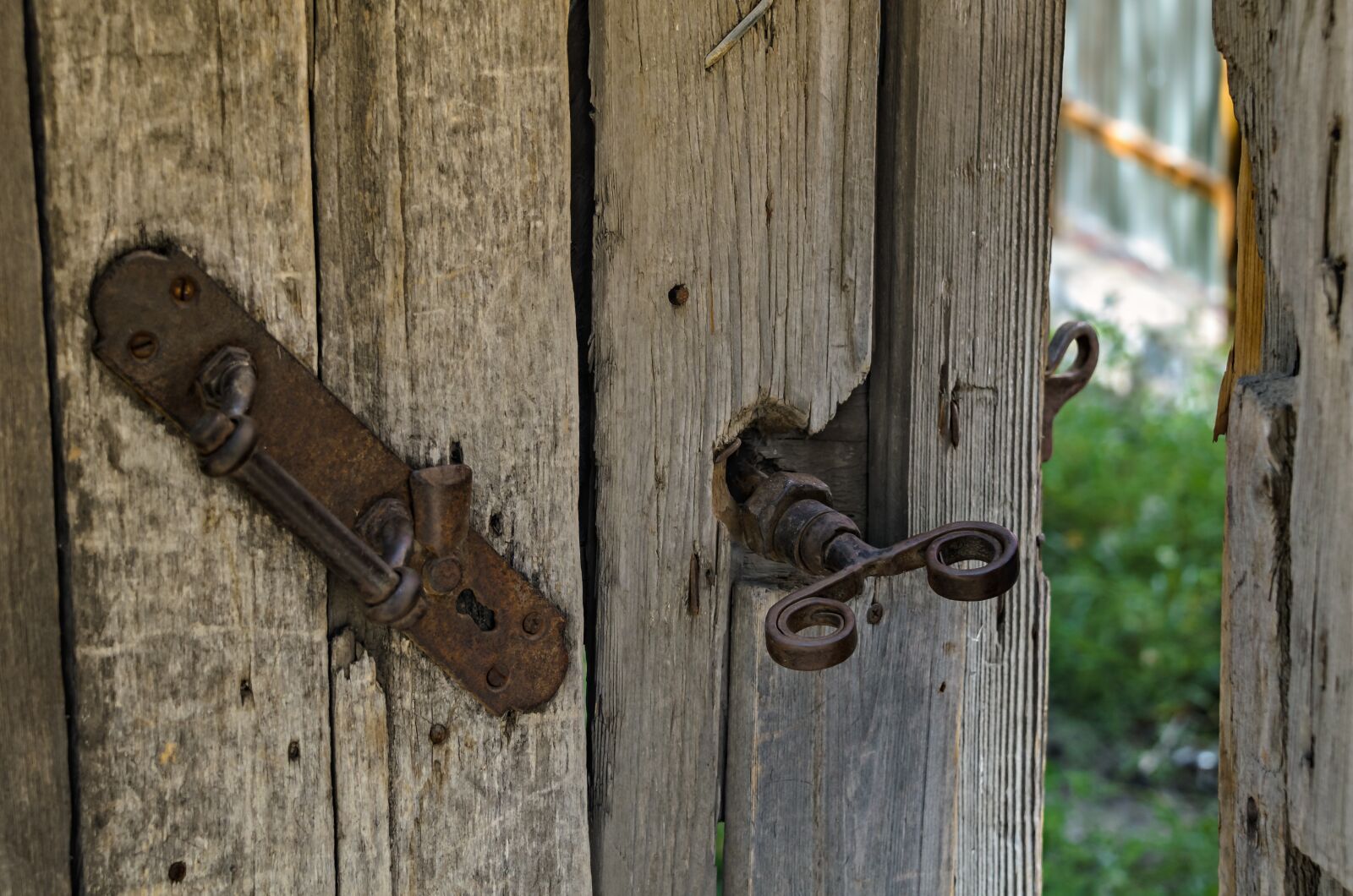 Nikon D7000 sample photo. Gates, chains, old photography