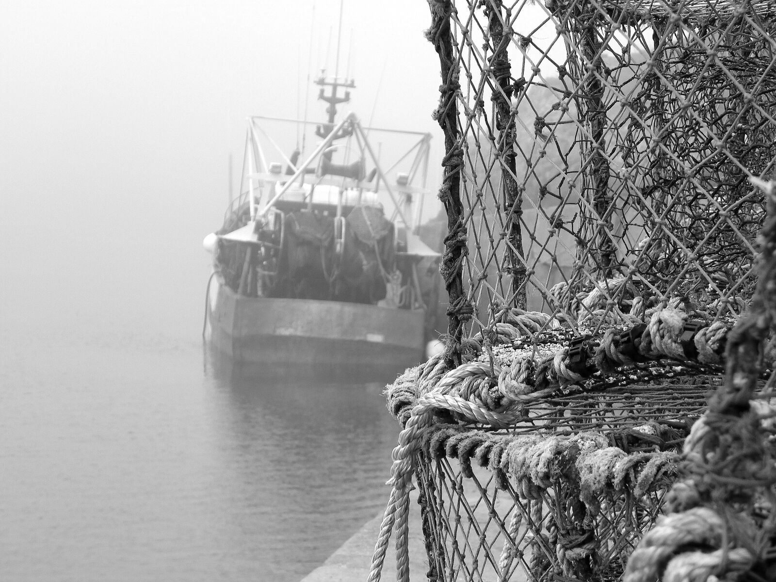 Pentax X90 sample photo. Rope, water, watercraft photography