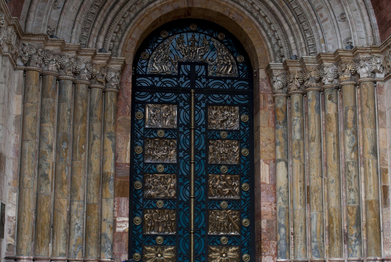 Nikon D60 sample photo. Puerta catedral, architecture, old photography