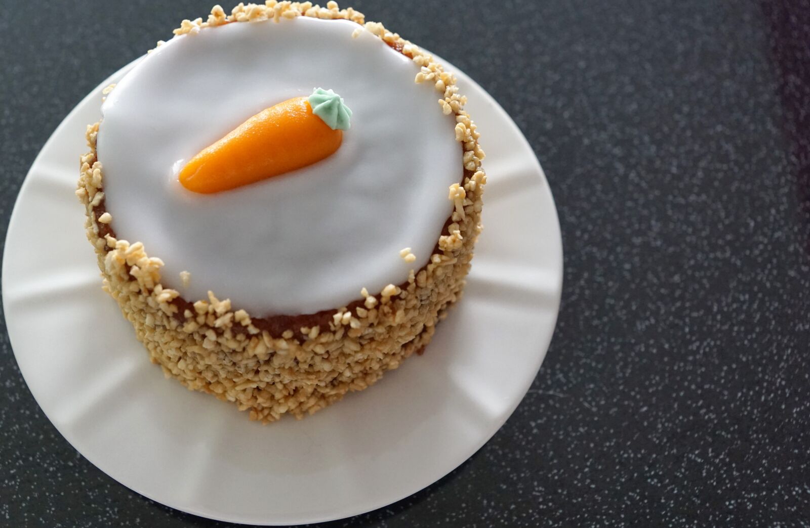 Sony ILCA-77M2 + Sony DT 16-50mm F2.8 SSM sample photo. Cake, carrot, marzipan photography