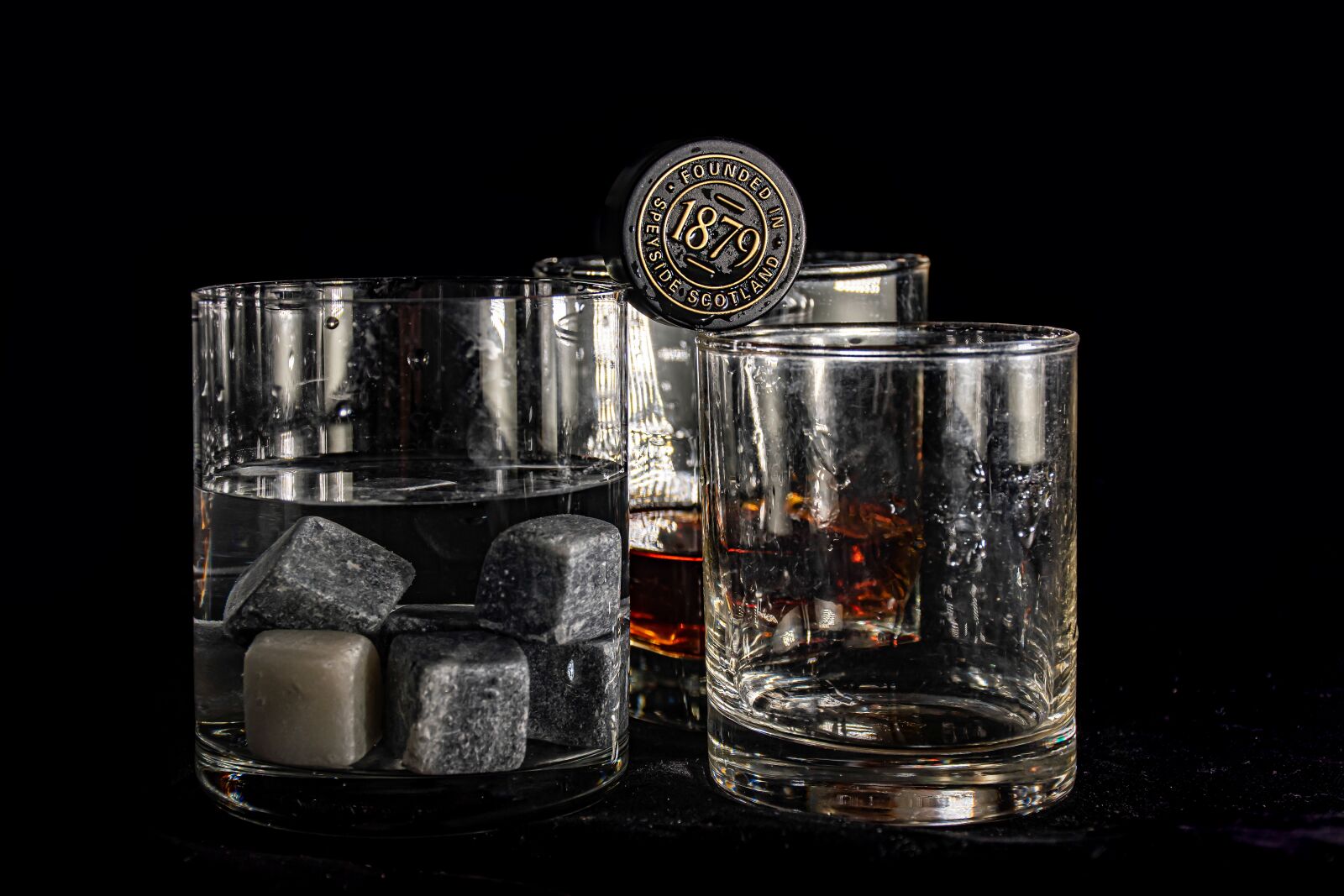 Nikon D5600 sample photo. Whisky, glasses, fight corona photography