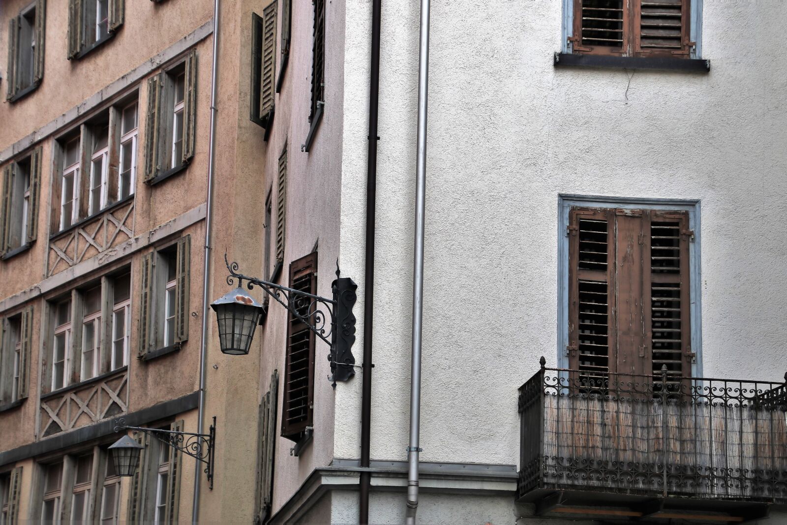 Canon EOS 80D sample photo. Old houses, the window photography