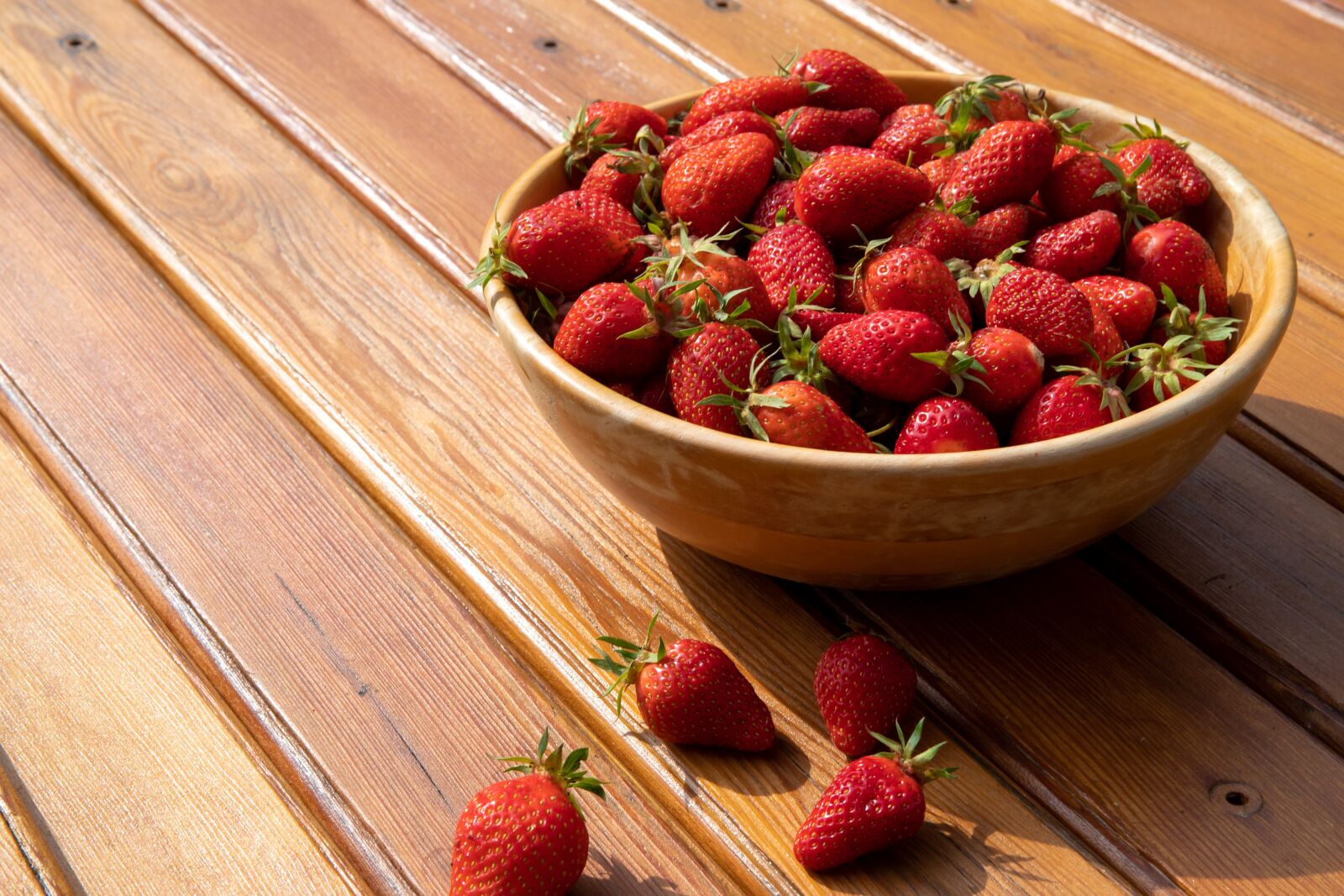 Canon EOS 6D Mark II + Canon EF 24-70mm F4L IS USM sample photo. Strawberries, garden, salad bowl photography