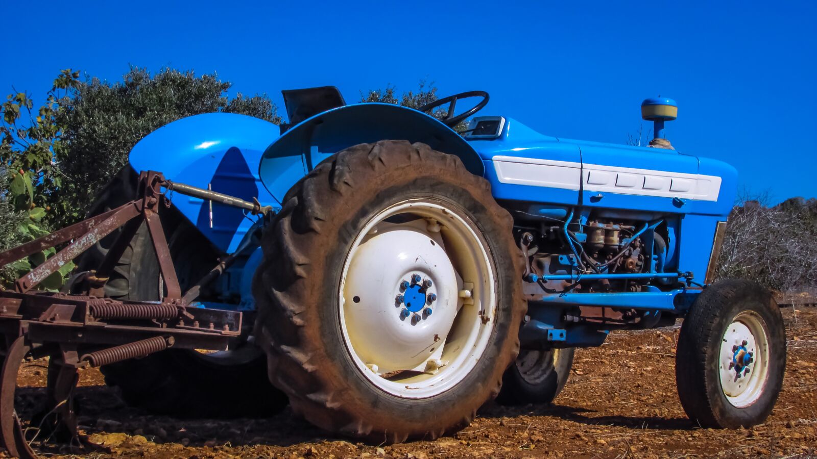 Canon PowerShot SX400 IS sample photo. Tractor, blue, agriculture photography