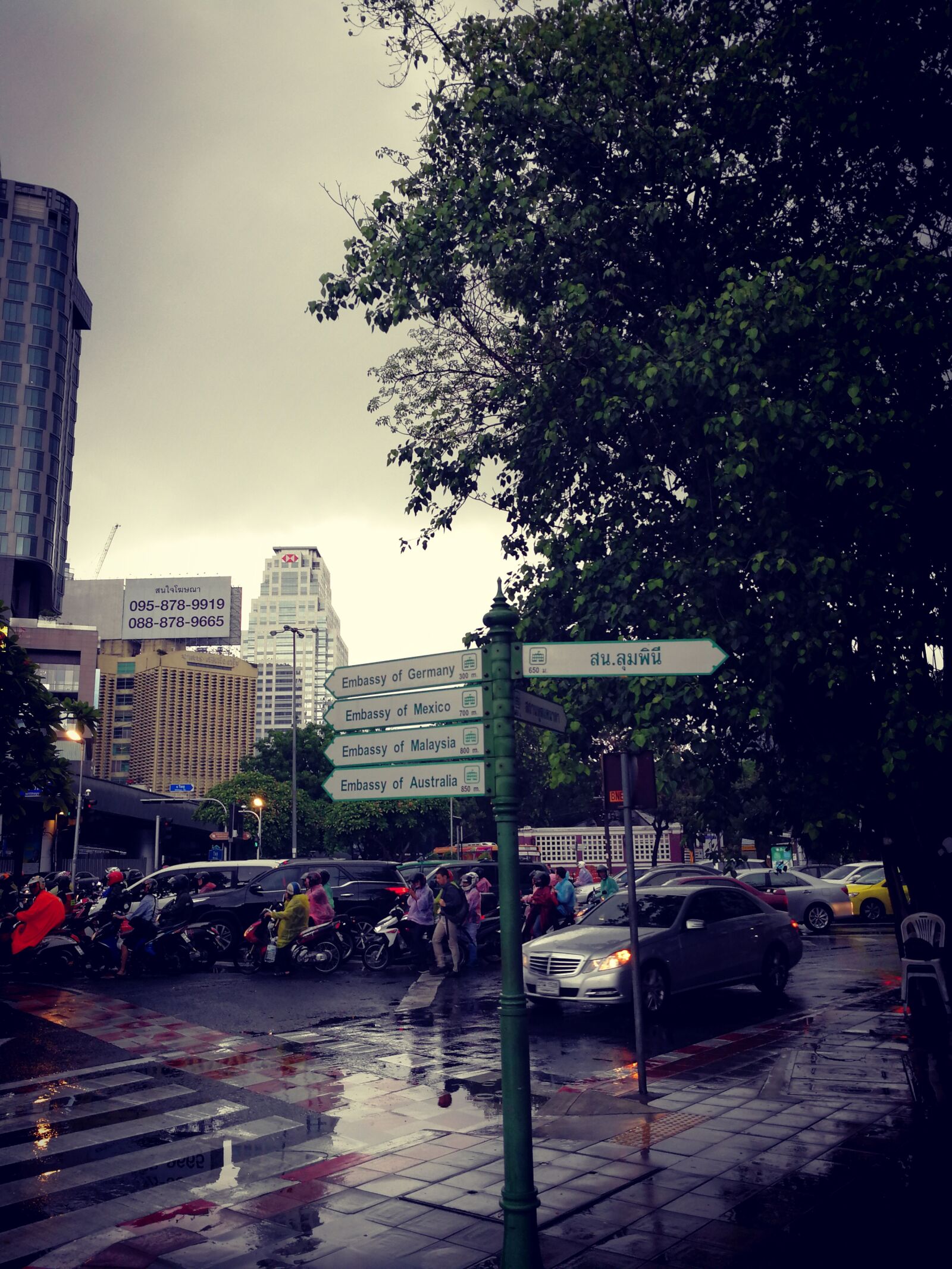 HUAWEI P10 sample photo. Road signs, bangkok, rain photography