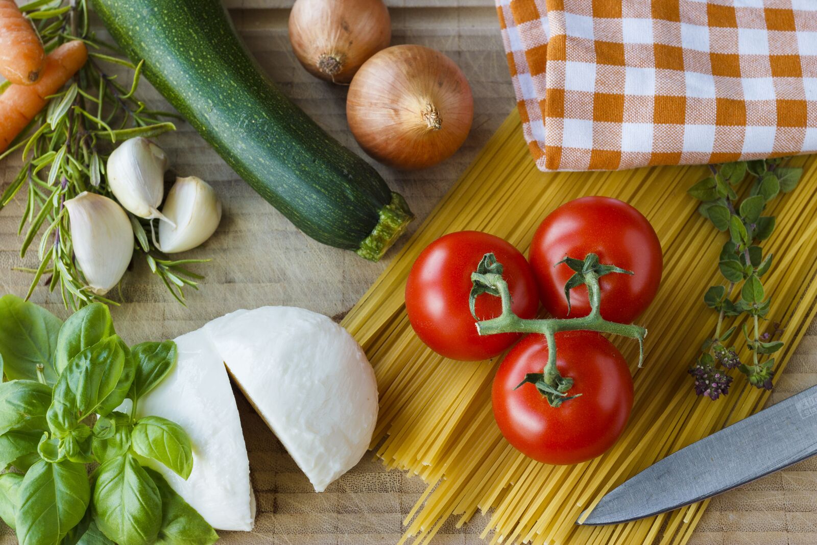 Canon EOS 600D (Rebel EOS T3i / EOS Kiss X5) + Canon EF 40mm F2.8 STM sample photo. Mozzarella, tomatoes, herbs photography