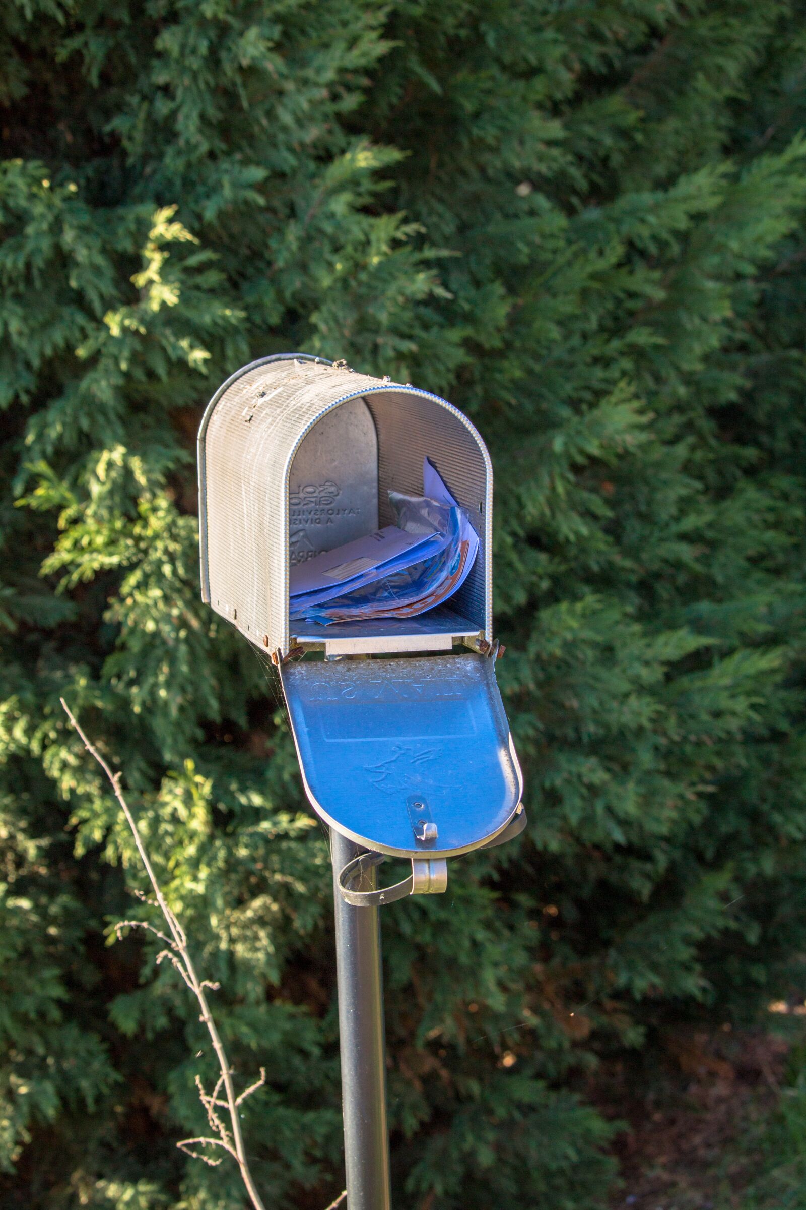 Canon EOS 100D (EOS Rebel SL1 / EOS Kiss X7) sample photo. Mailbox, post, metal photography