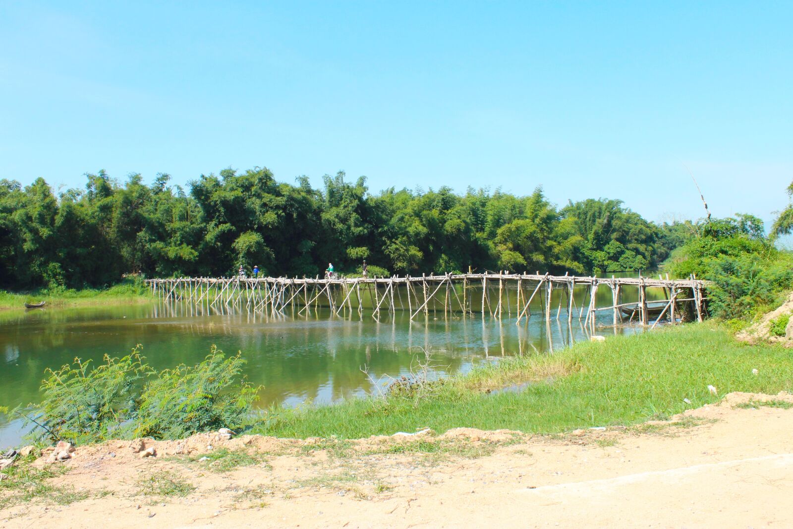 Canon EOS 1100D (EOS Rebel T3 / EOS Kiss X50) sample photo. Bamboo bridge, net long photography