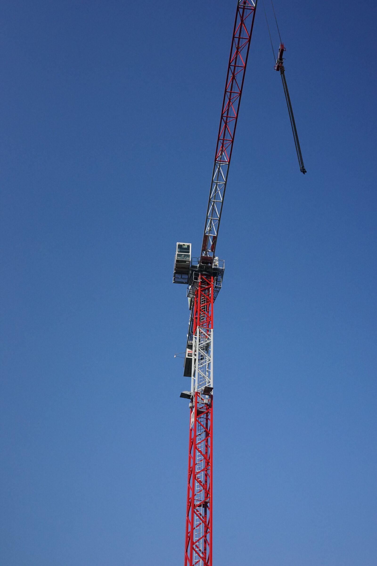 Sony a7 sample photo. Baukran, crane, build photography