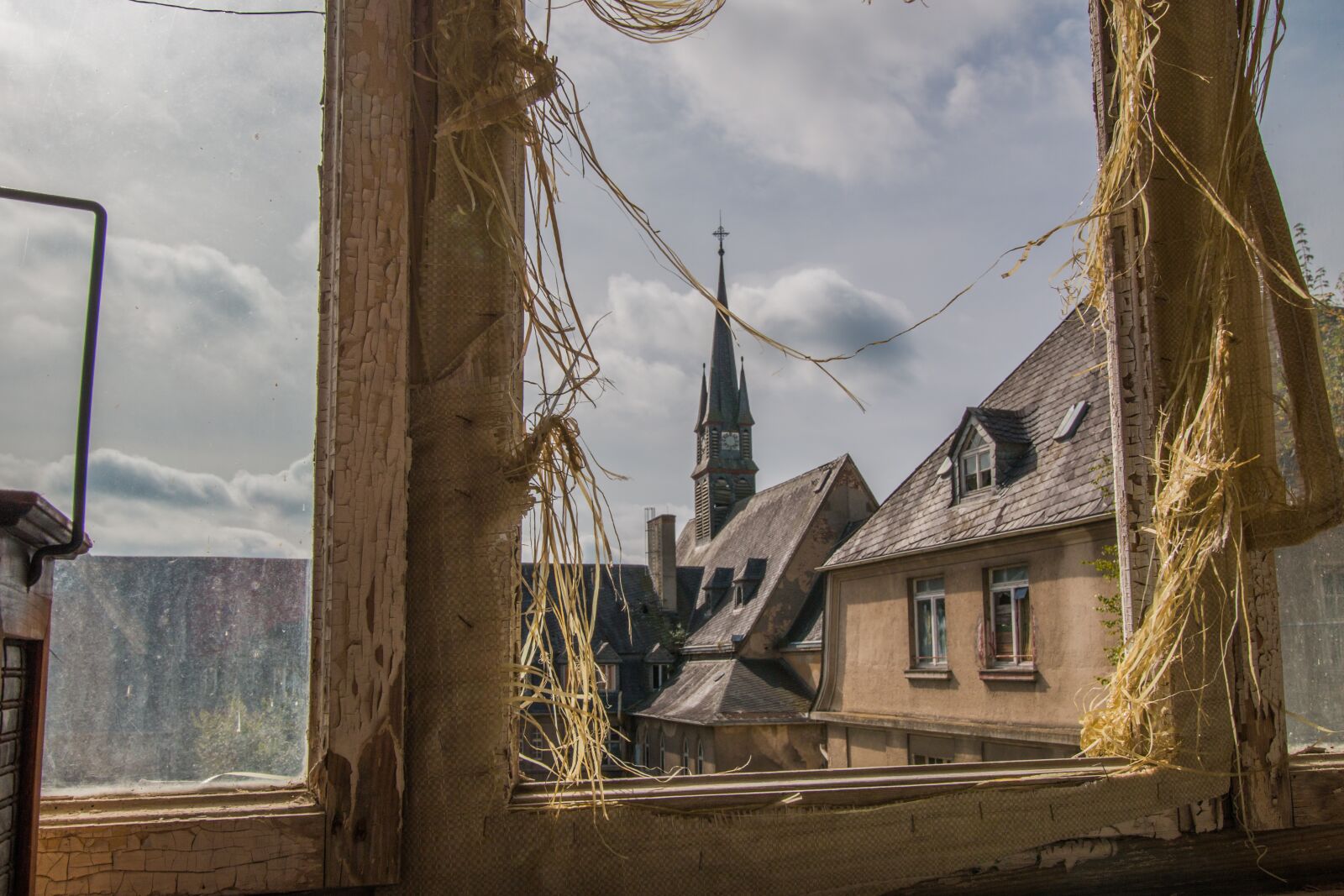 Canon EOS 70D sample photo. Window, outlook, broken disc photography