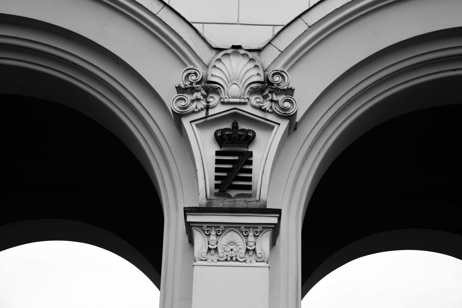 Nikon D3300 sample photo. Arch, monochrome, facade, exterior photography
