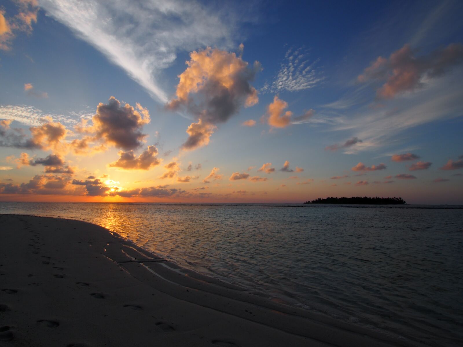 OLYMPUS M.9-18mm F4.0-5.6 sample photo. Sunset, maldives, beach photography
