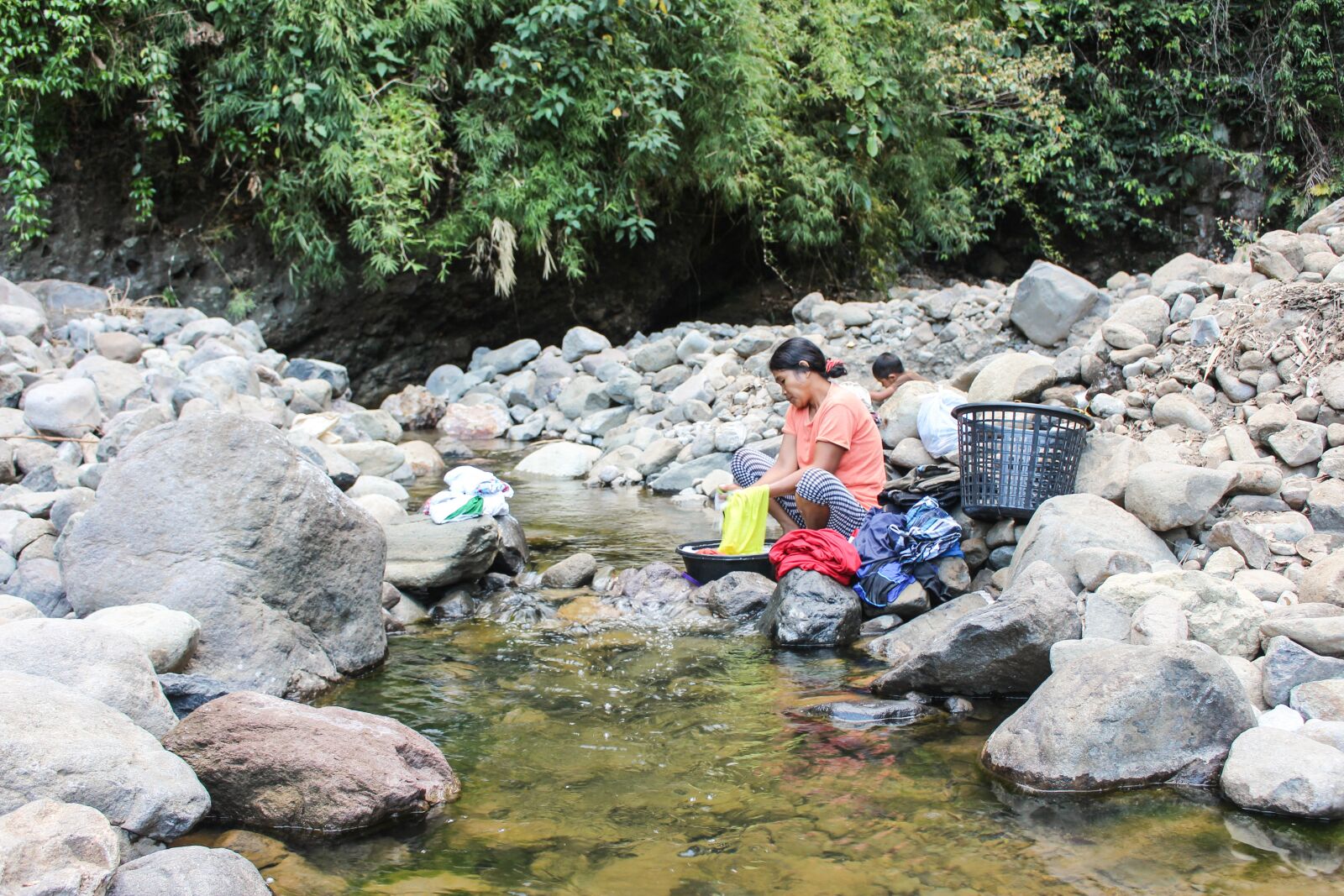Canon EOS 700D (EOS Rebel T5i / EOS Kiss X7i) sample photo. Woman, washing, river photography