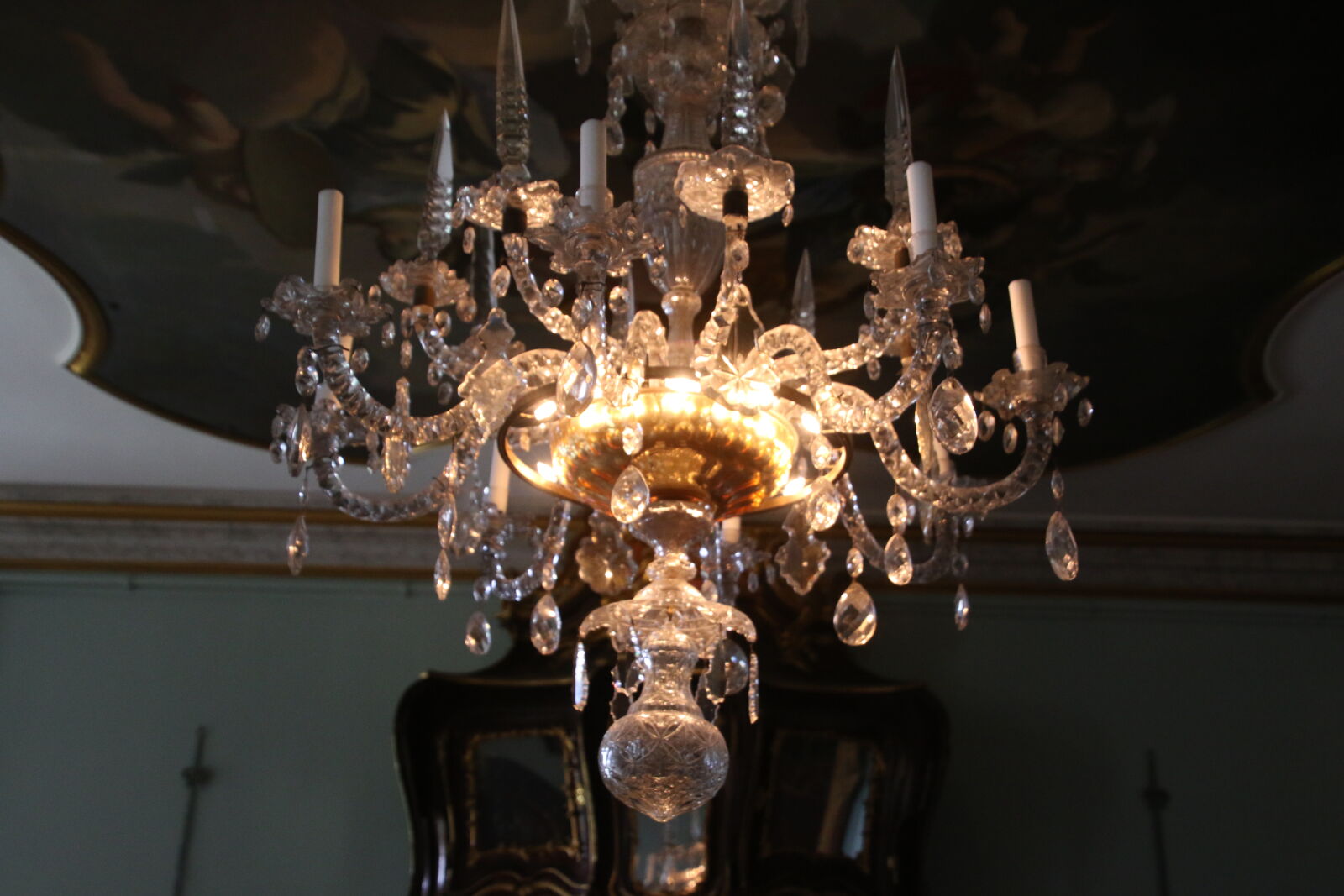 Canon EOS 7D Mark II sample photo. Bright, ceiling, chandelier, cristals photography