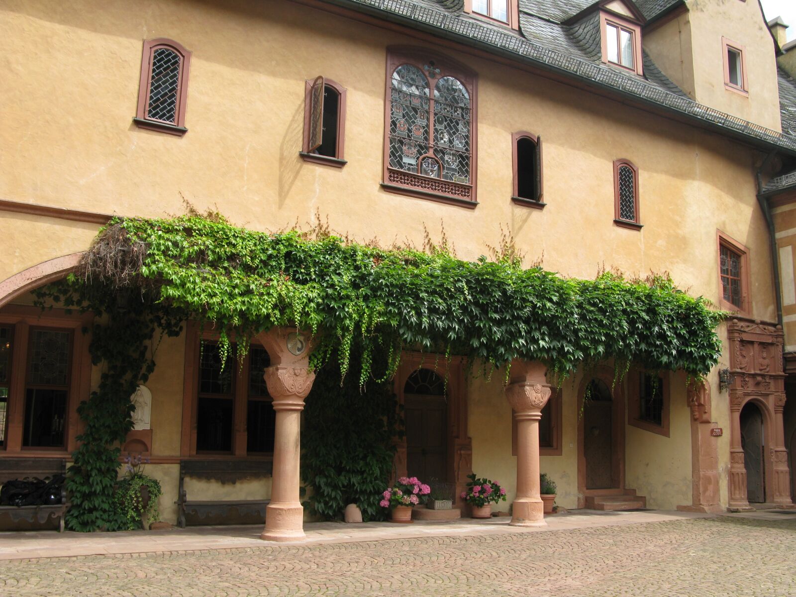 Canon POWERSHOT A650 IS sample photo. Burghof, schlosshof, mespelbrunn photography