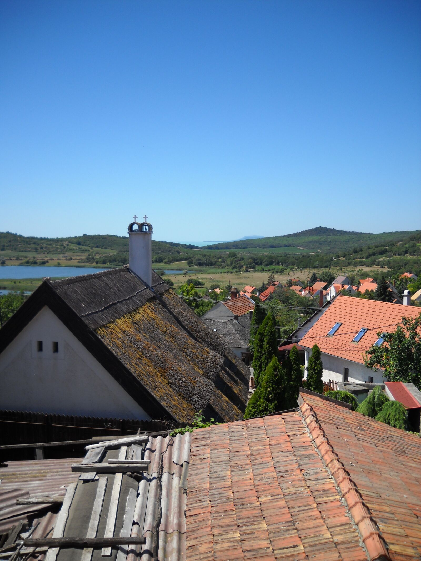 Nikon Coolpix L20 sample photo. Tihany, reed roof, chimney photography