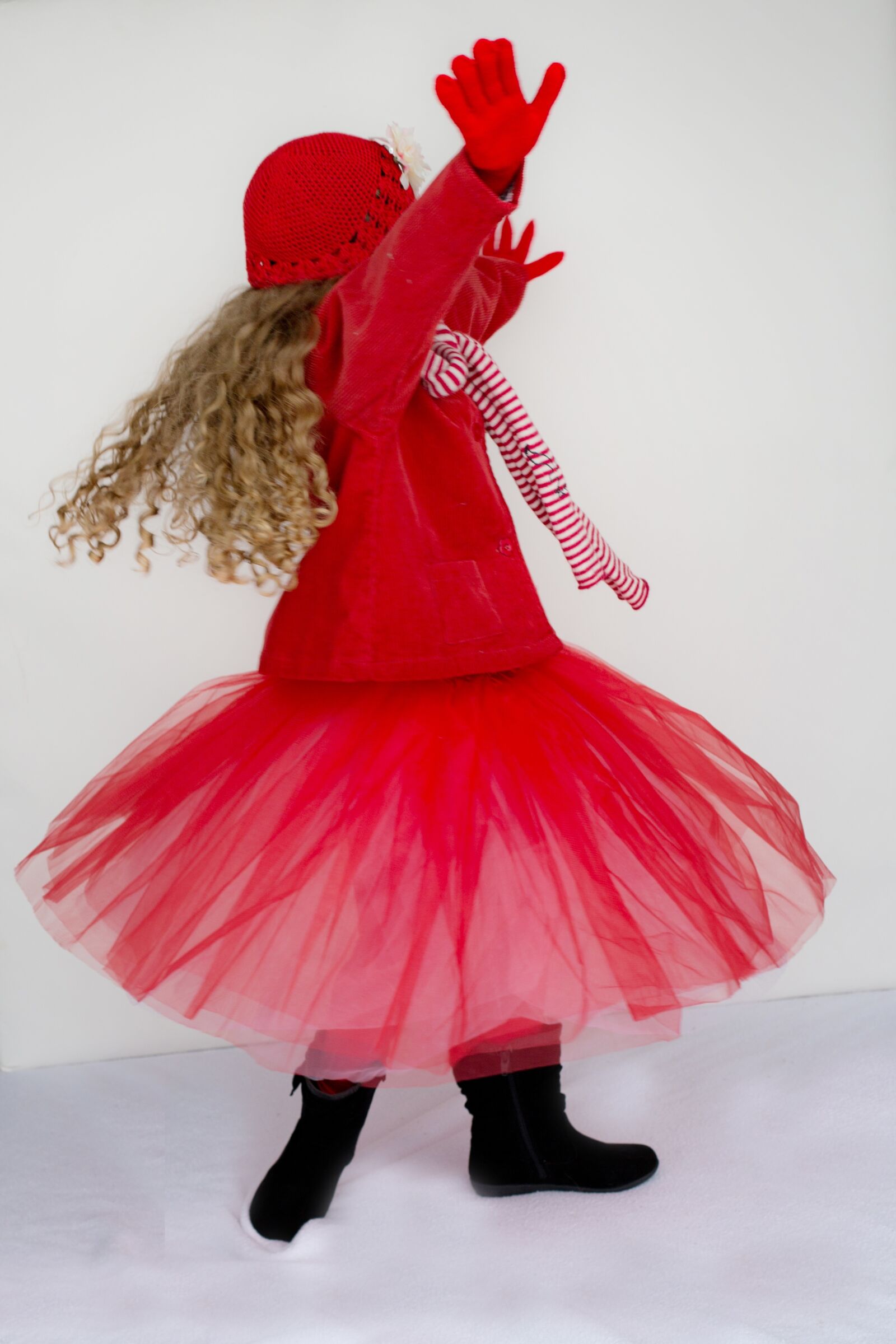 Canon EF 50mm F1.4 USM sample photo. Little girl, dancing, spinning photography