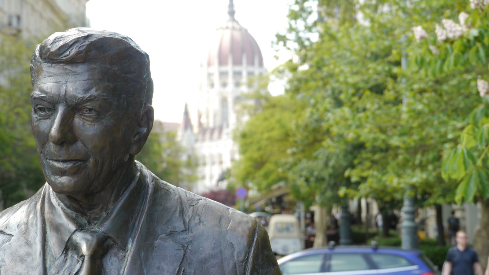 Panasonic Lumix DMC-GH2 sample photo. Budapest, statue, ronald reagan photography