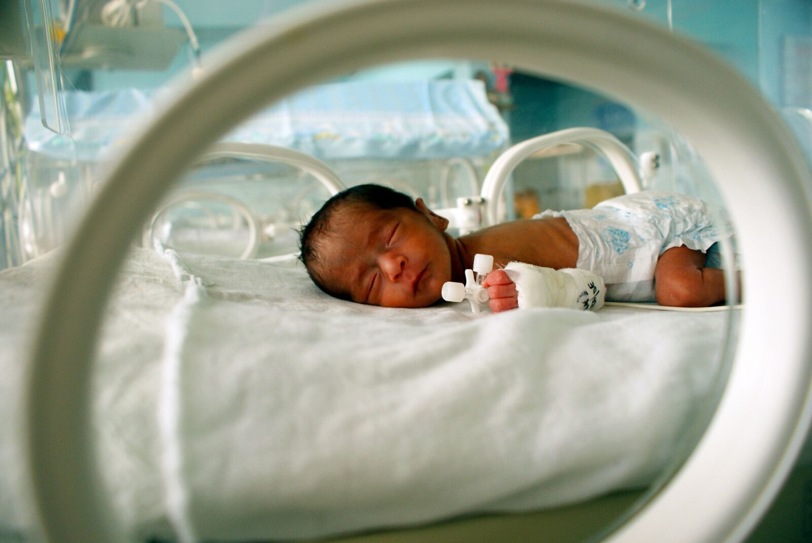 Sony Alpha DSLR-A200 sample photo. Newborn, in, hospital photography