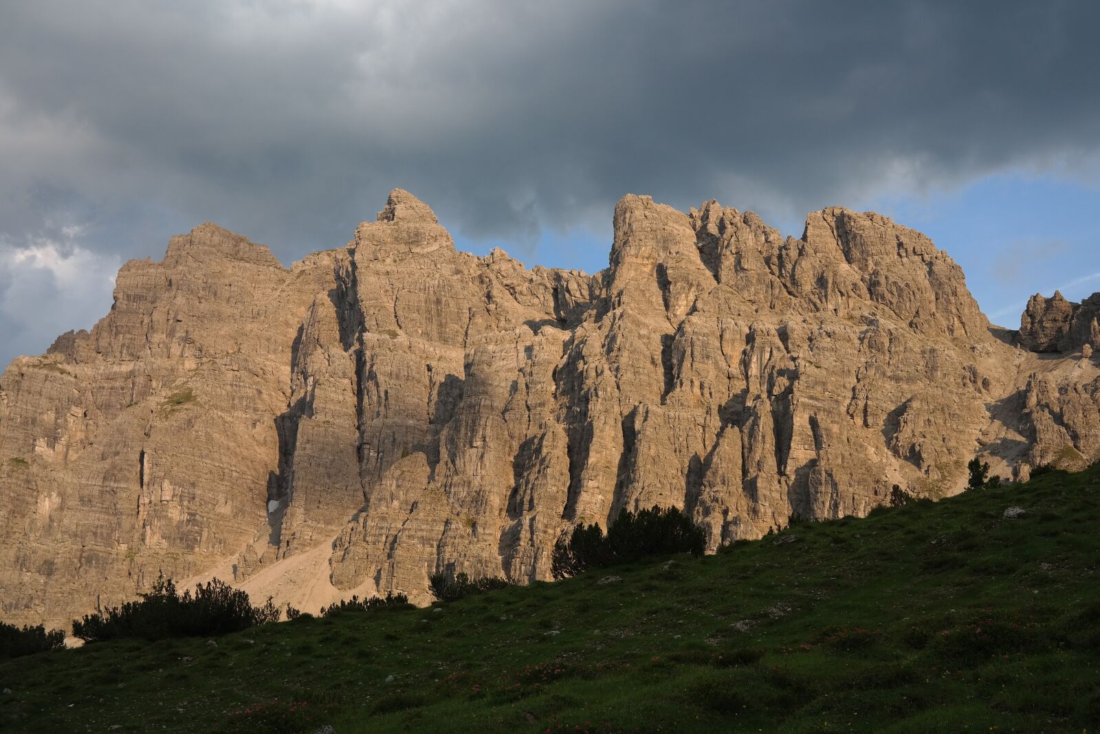 Samsung NX300 sample photo. Lynx heads, mountains, rock photography