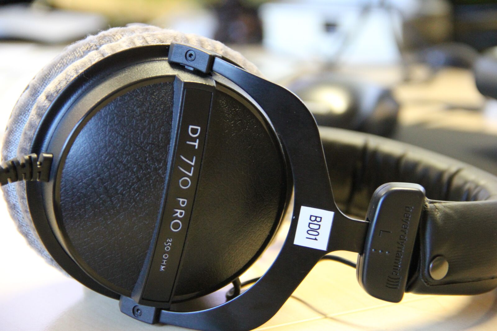 Canon EOS 550D (EOS Rebel T2i / EOS Kiss X4) sample photo. Equipment, headphones, studio photography