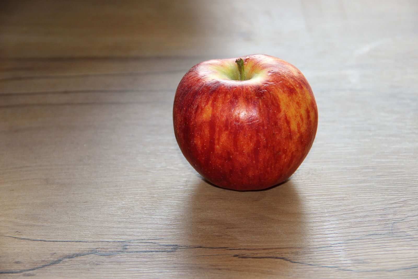 Canon EF-S 18-135mm F3.5-5.6 IS sample photo. Apple, fruit, red photography