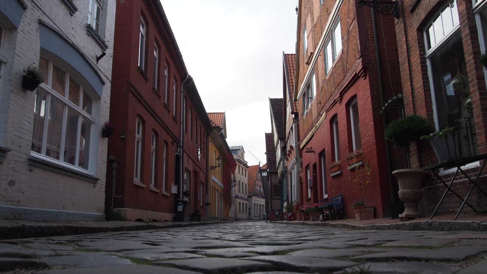 Olympus PEN E-PL6 sample photo. Road, houses, lauenburg photography