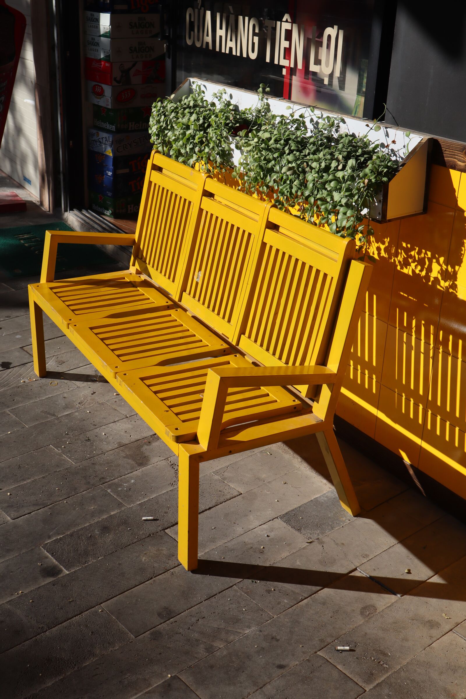 Canon EF-M 15-45mm F3.5-6.3 IS STM sample photo. Chair, yellow chair, park photography