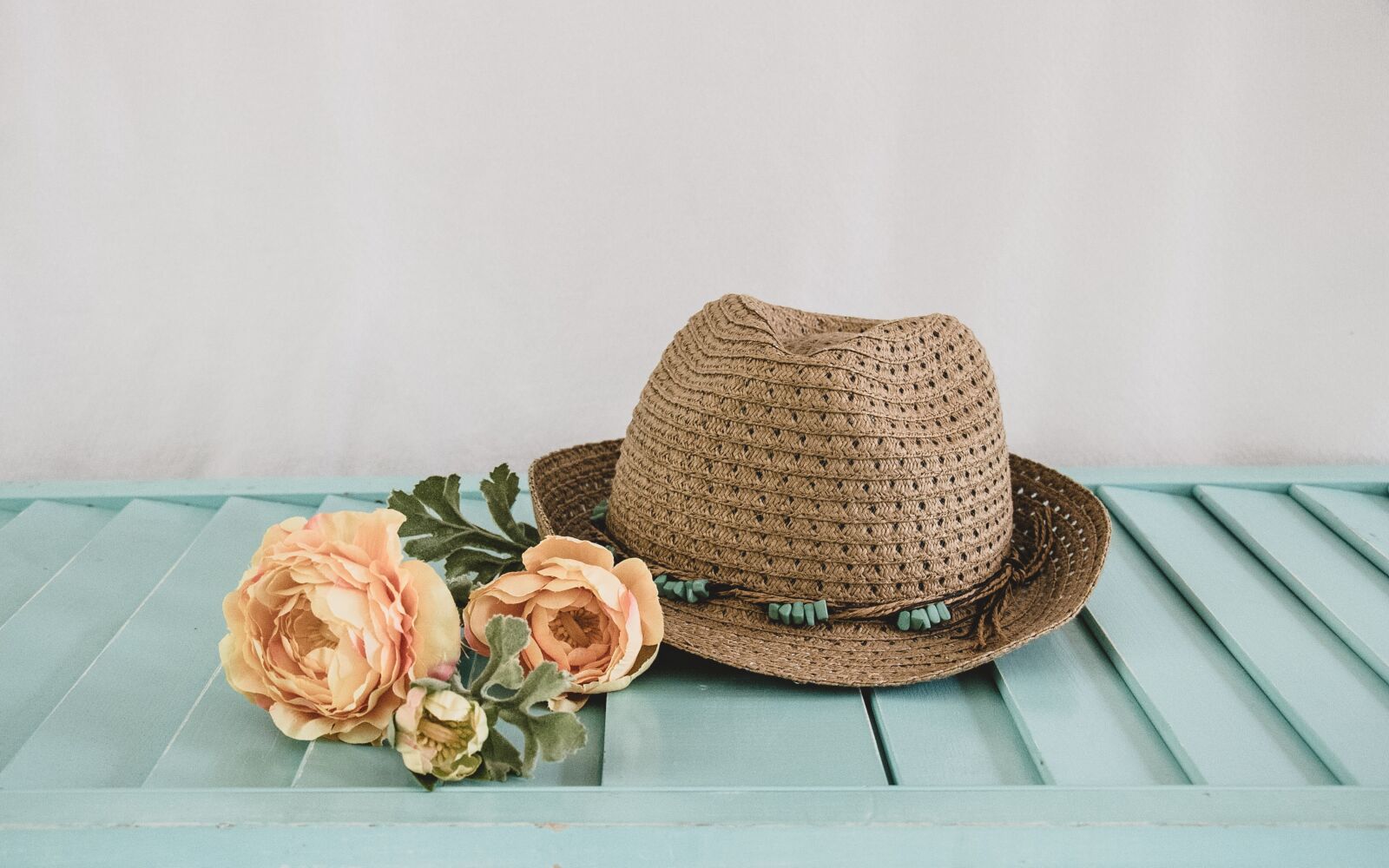 Canon EF-S 18-135mm F3.5-5.6 IS USM sample photo. Hat, flowers, nature photography