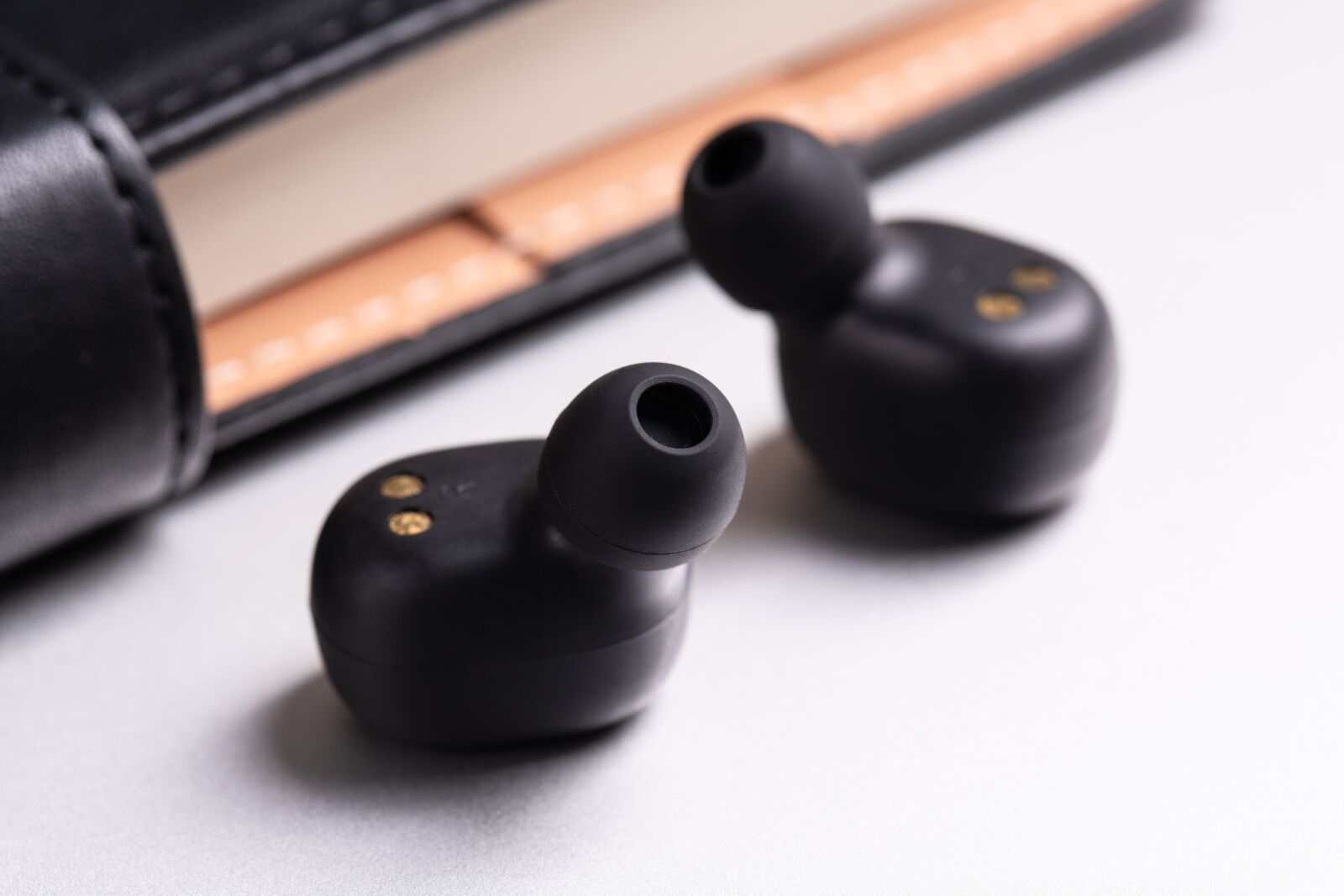 Canon EF 100mm F2.8L Macro IS USM sample photo. Headphones, soundpeats, bluetooth photography