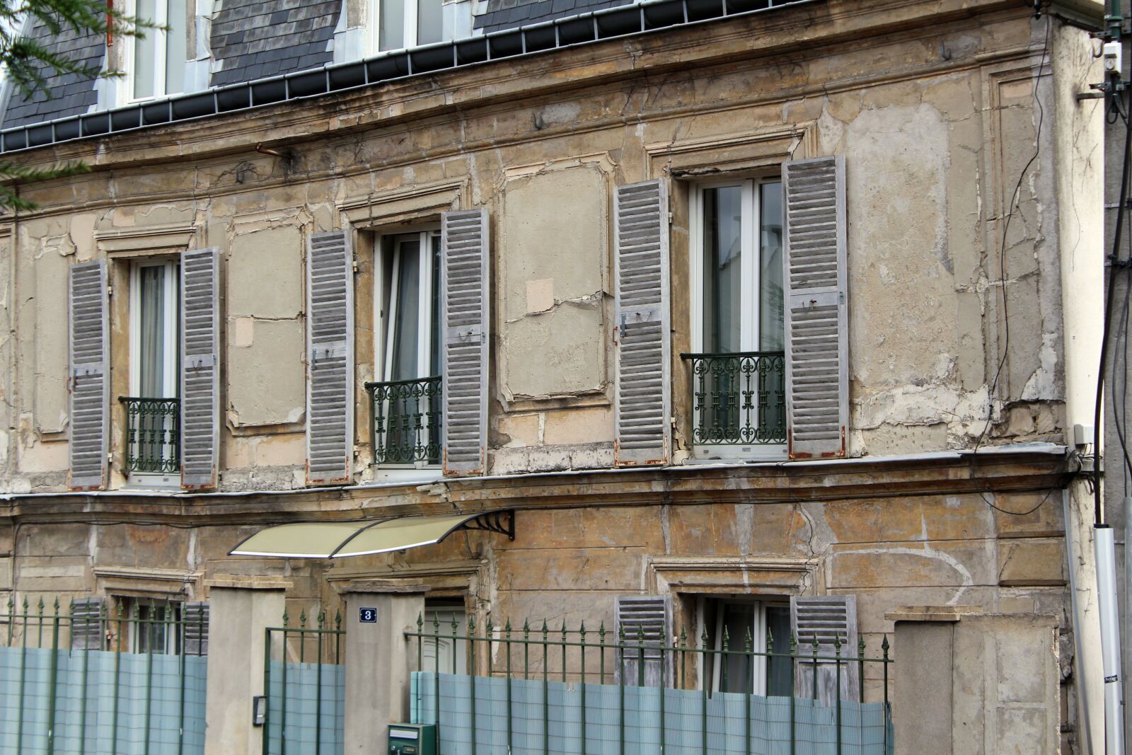 Canon EOS 700D (EOS Rebel T5i / EOS Kiss X7i) sample photo. House, cracks, old photography