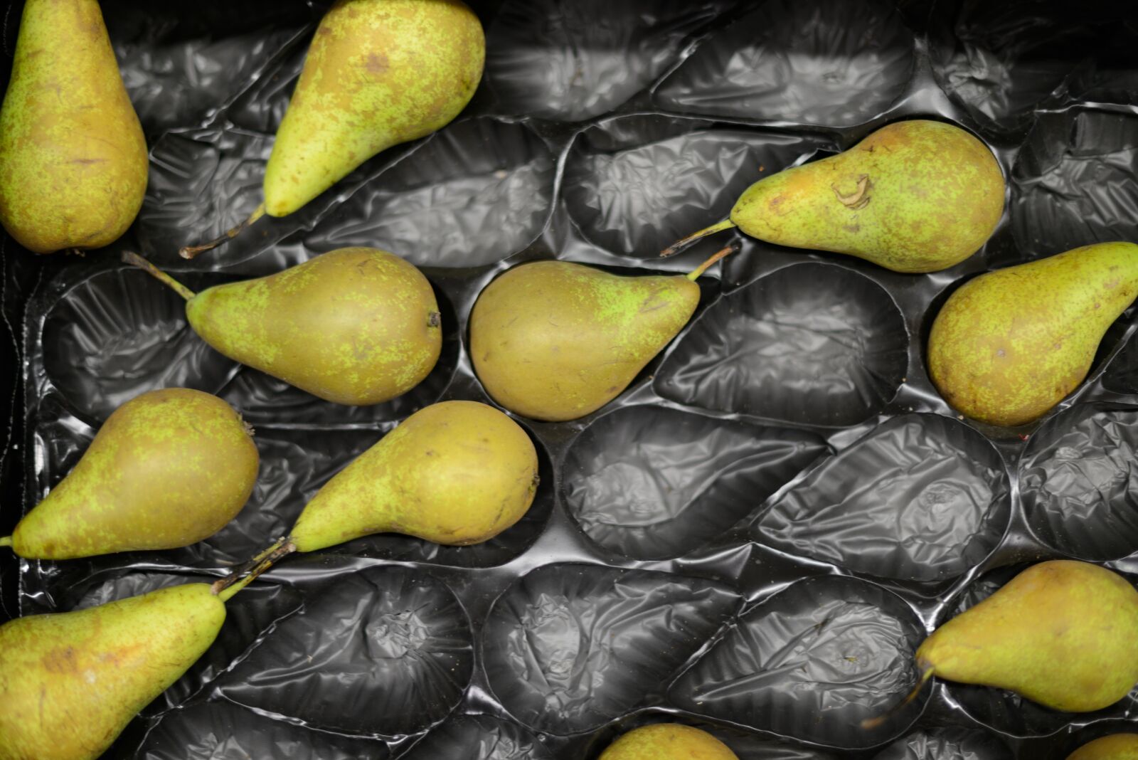 Nikon D800 sample photo. Pears, display, packaging photography