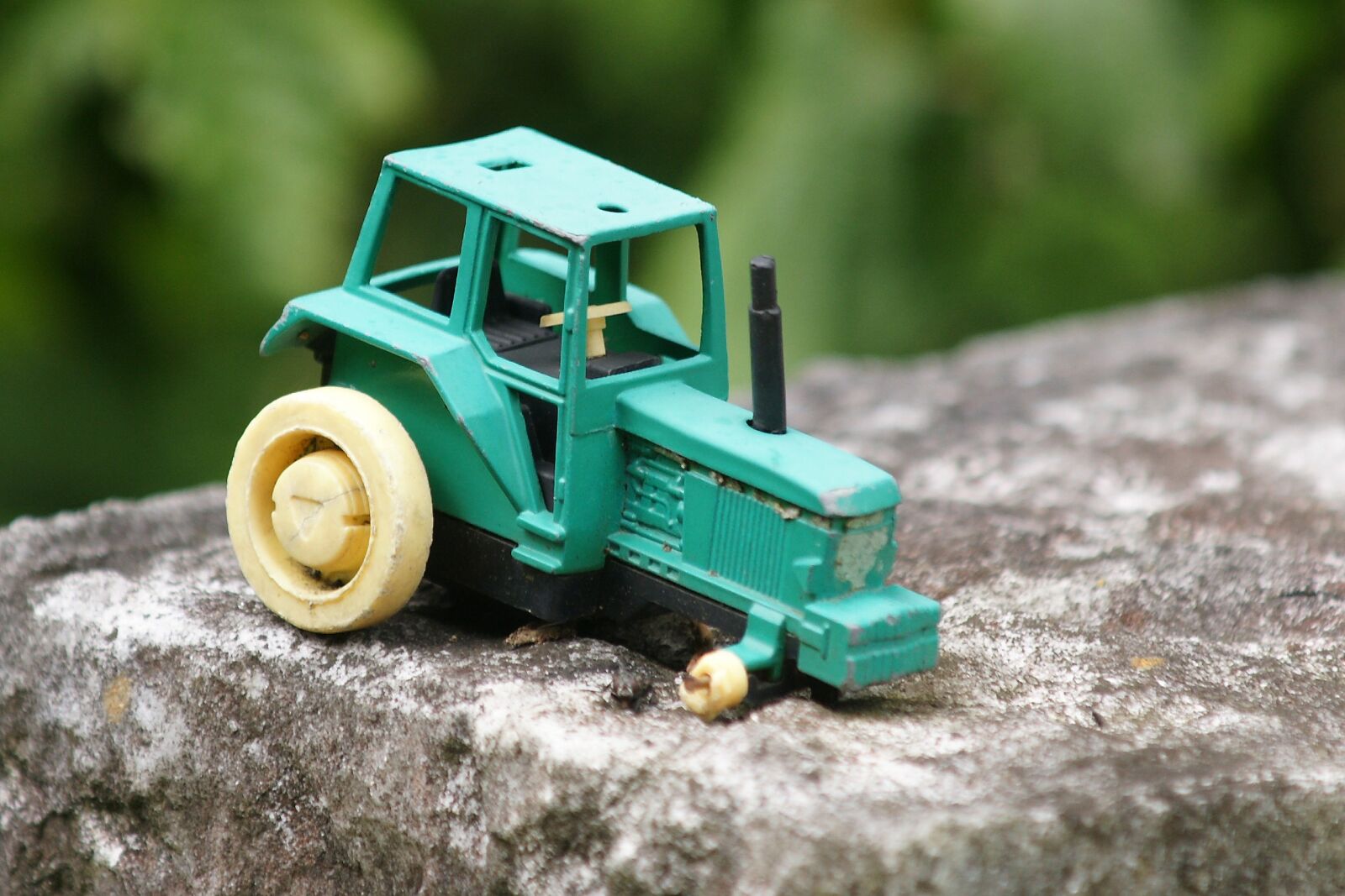Sony Alpha DSLR-A700 sample photo. Tractor, children toys, memory photography