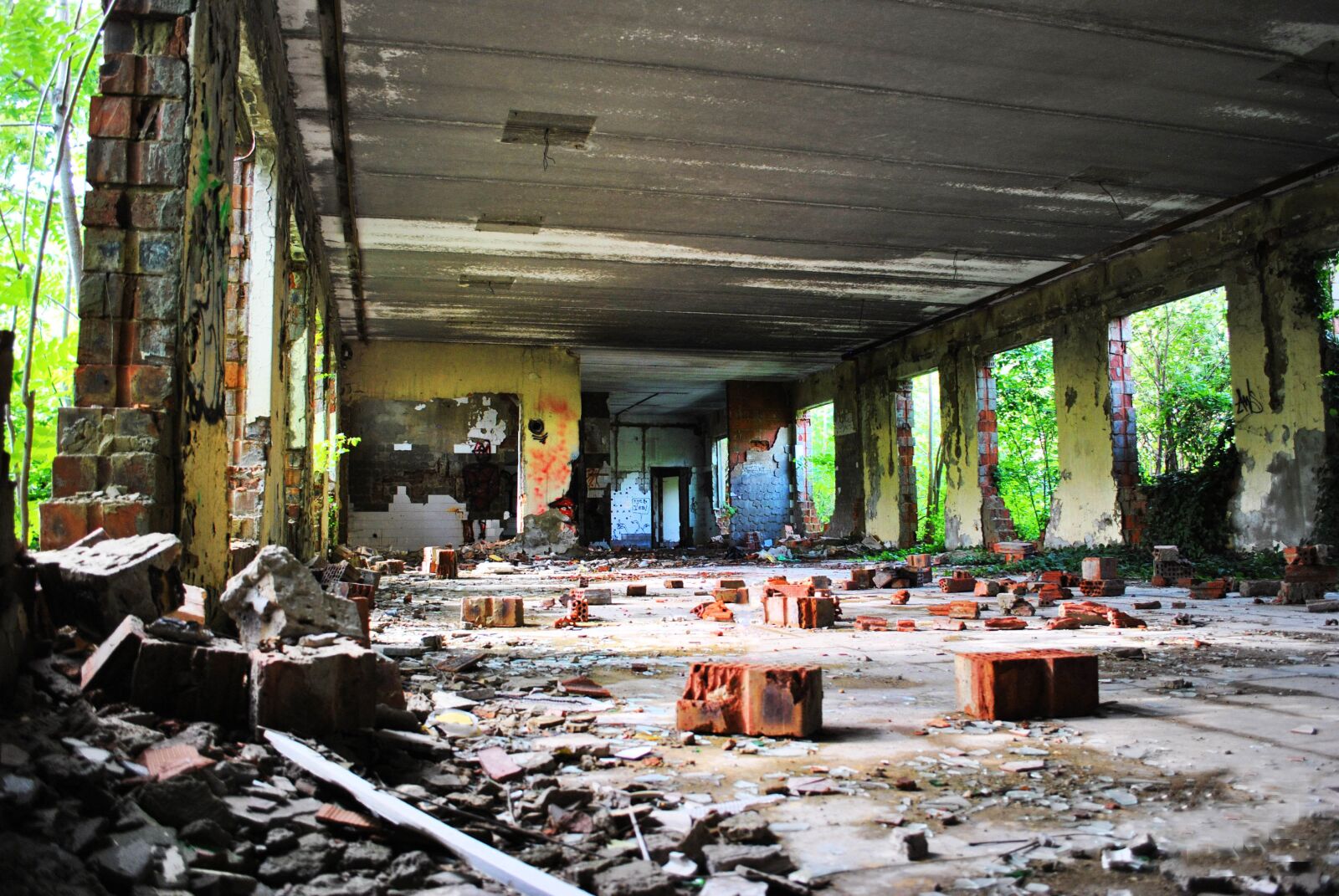 Nikon D3000 sample photo. Rom, old, factory photography