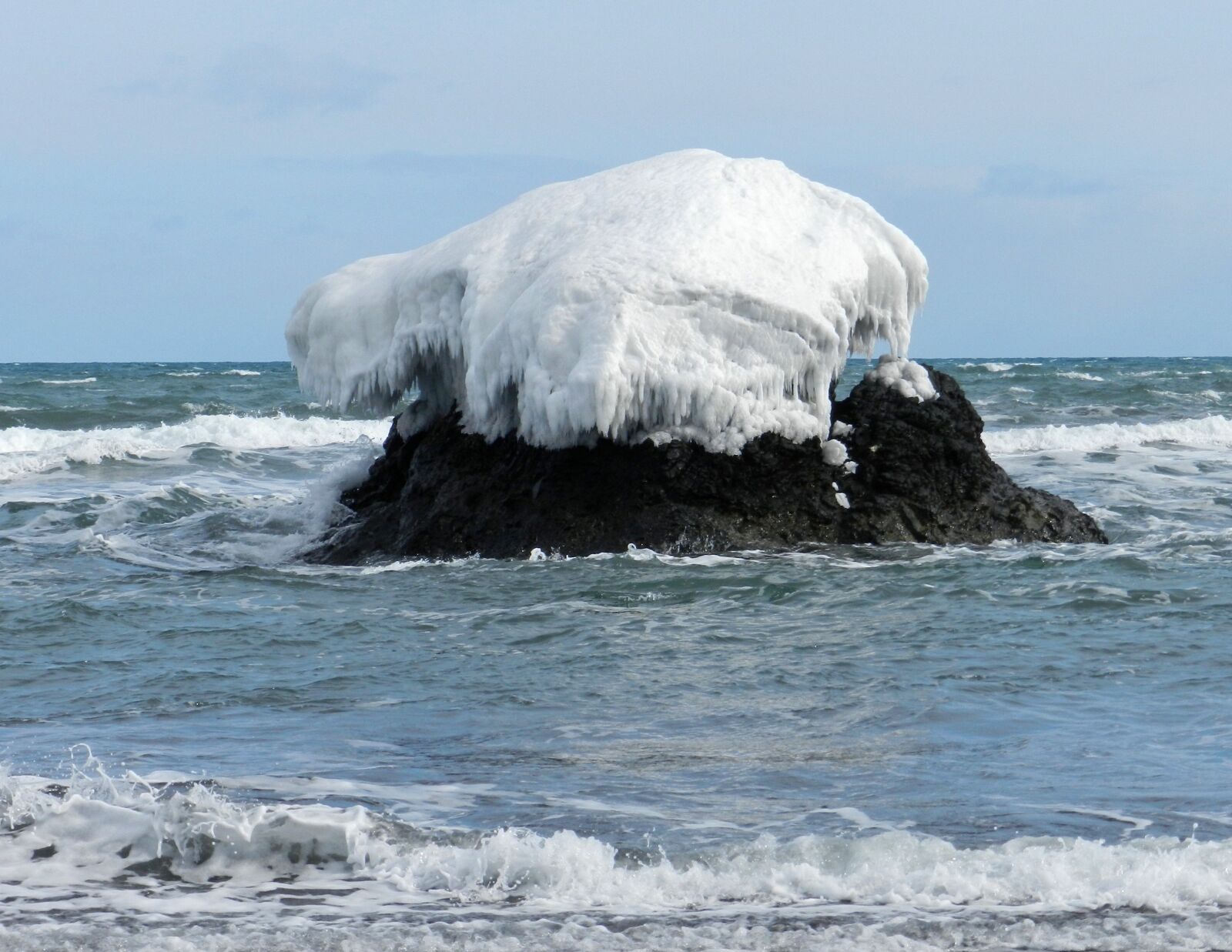 Nikon Coolpix P500 sample photo. The pacific ocean, rocks photography
