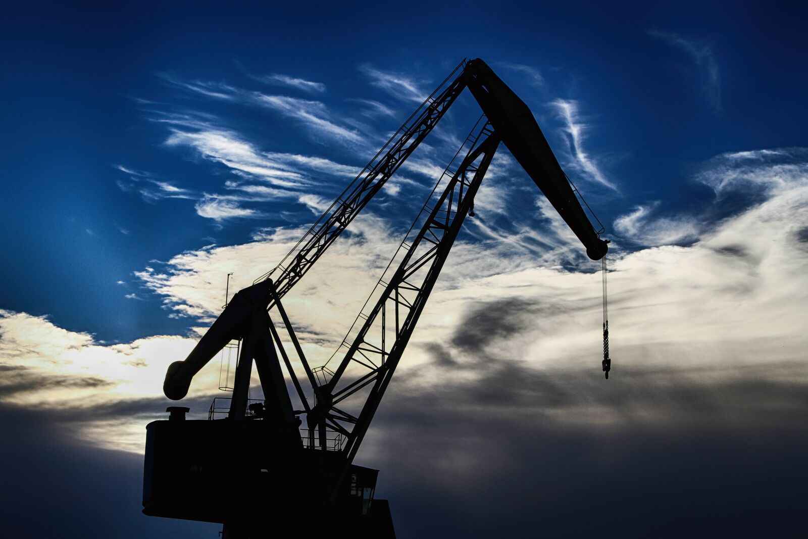 Canon EOS 7D + Canon EF 24-105mm F4L IS USM sample photo. Harbour crane, sky, clouds photography