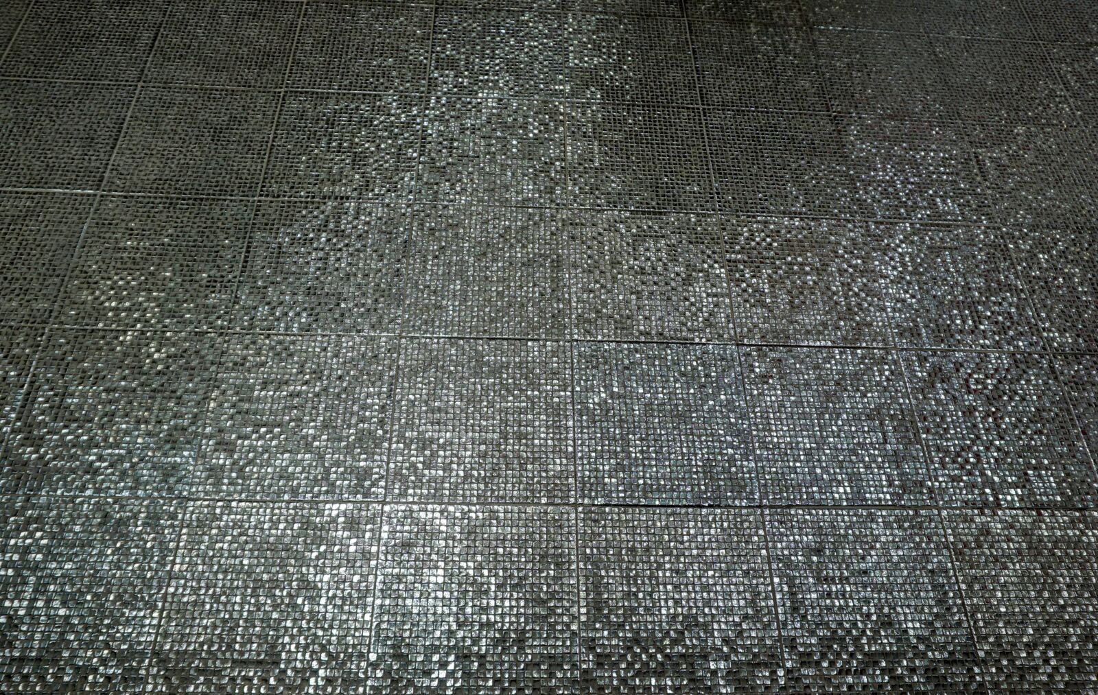 Sony E 16-50mm F3.5-5.6 PZ OSS sample photo. Floor, glare, glitter, grey photography