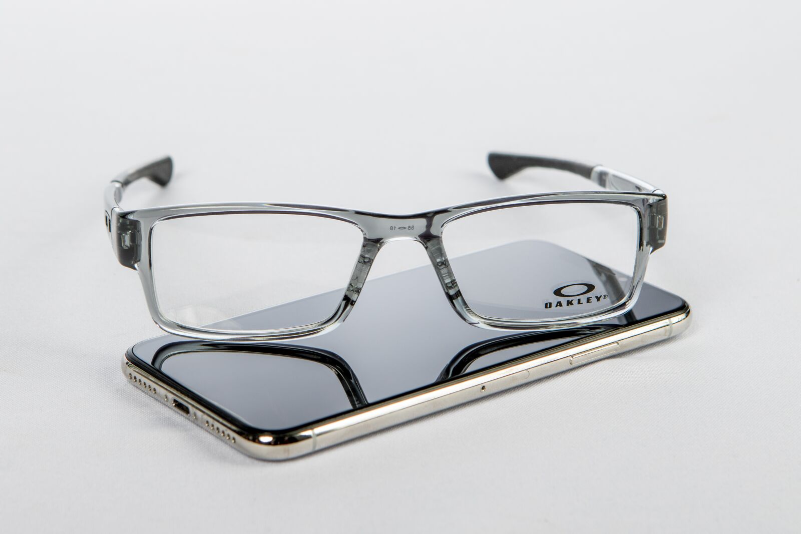 Canon EOS 7D Mark II sample photo. Glasses, cell phone, cell photography