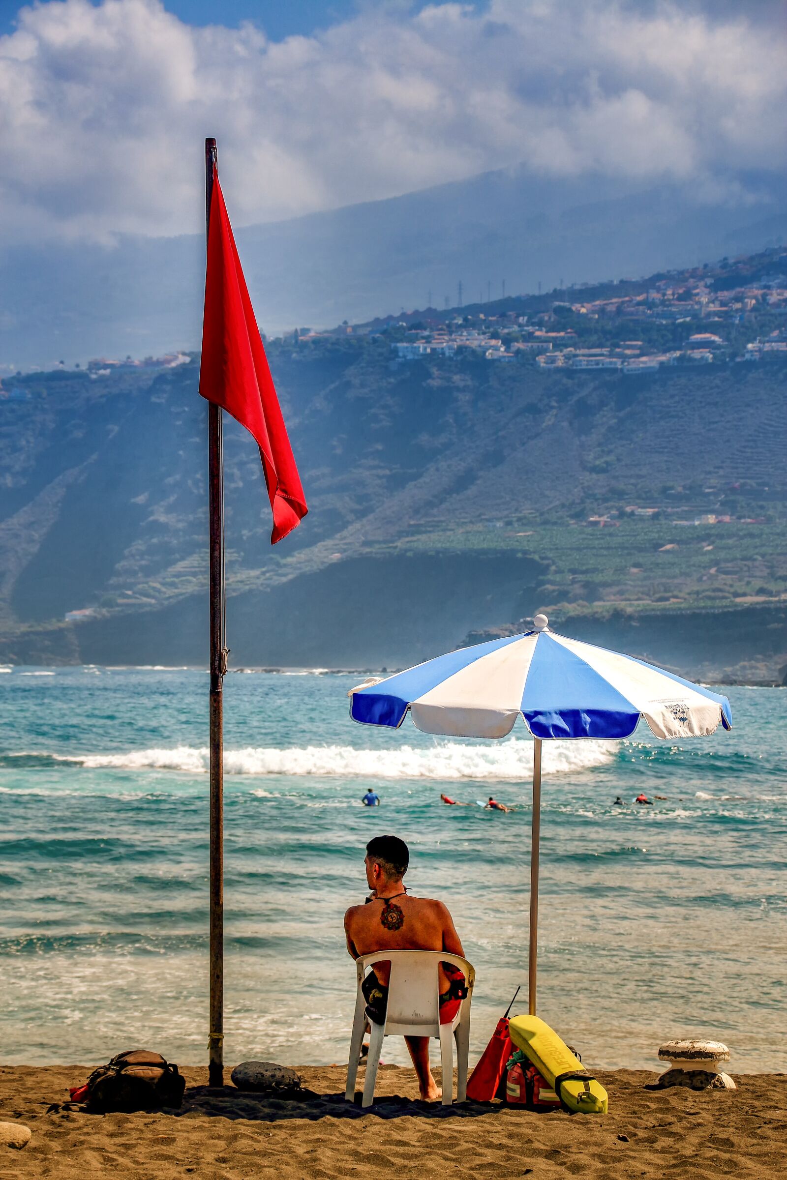 Canon EOS 650D (EOS Rebel T4i / EOS Kiss X6i) sample photo. Beach, watch, parasol photography