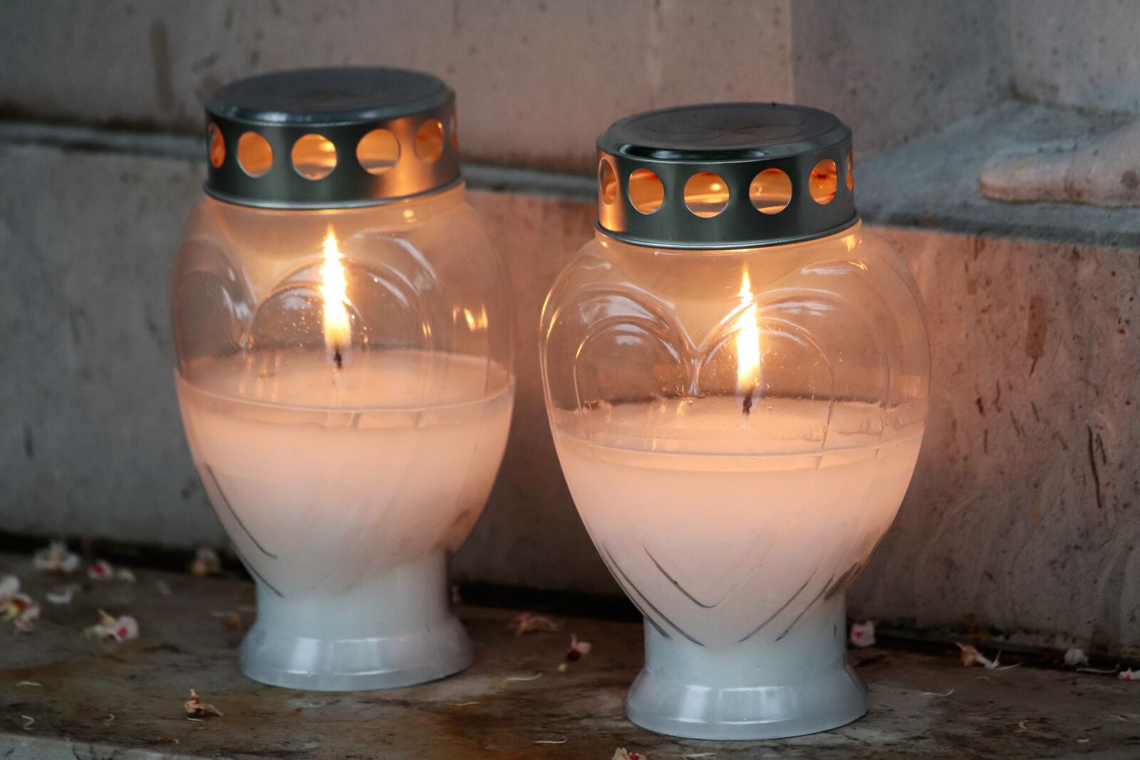 Canon EOS 200D (EOS Rebel SL2 / EOS Kiss X9) sample photo. Two white candles, lamps photography