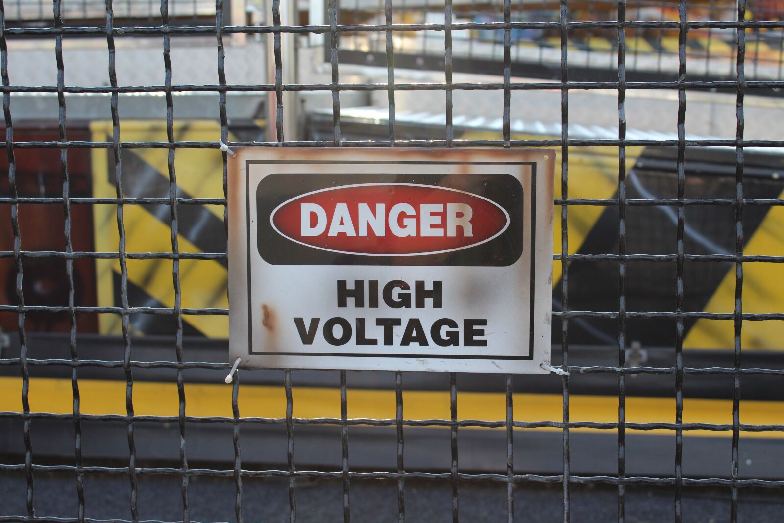 Canon EOS 1300D (EOS Rebel T6 / EOS Kiss X80) + Canon EF-S 18-55mm F3.5-5.6 III sample photo. Danger, risk, high voltage photography