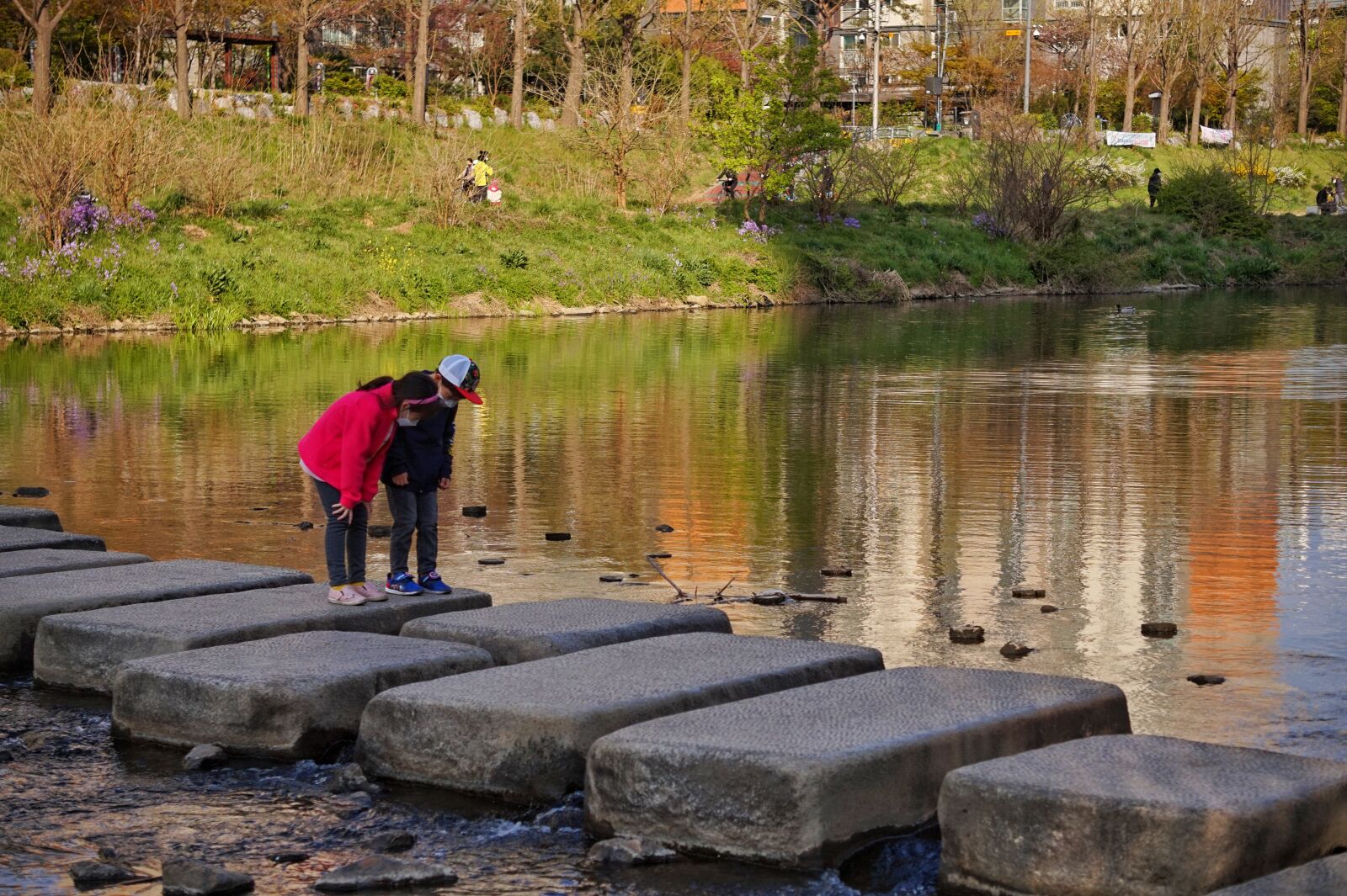 Sony Alpha a5000 (ILCE 5000) + Sony E 55-210mm F4.5-6.3 OSS sample photo. Children's, stepping stone, the photography