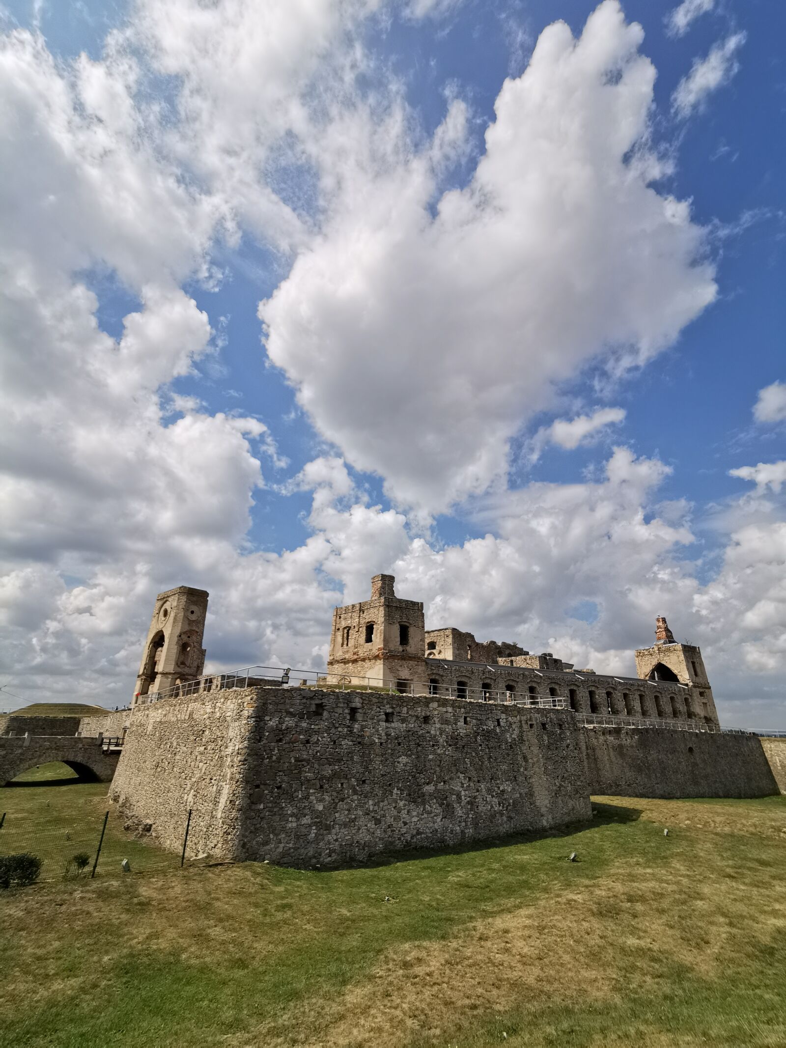 HUAWEI VOG-L29 sample photo. Castle, the ruins of photography