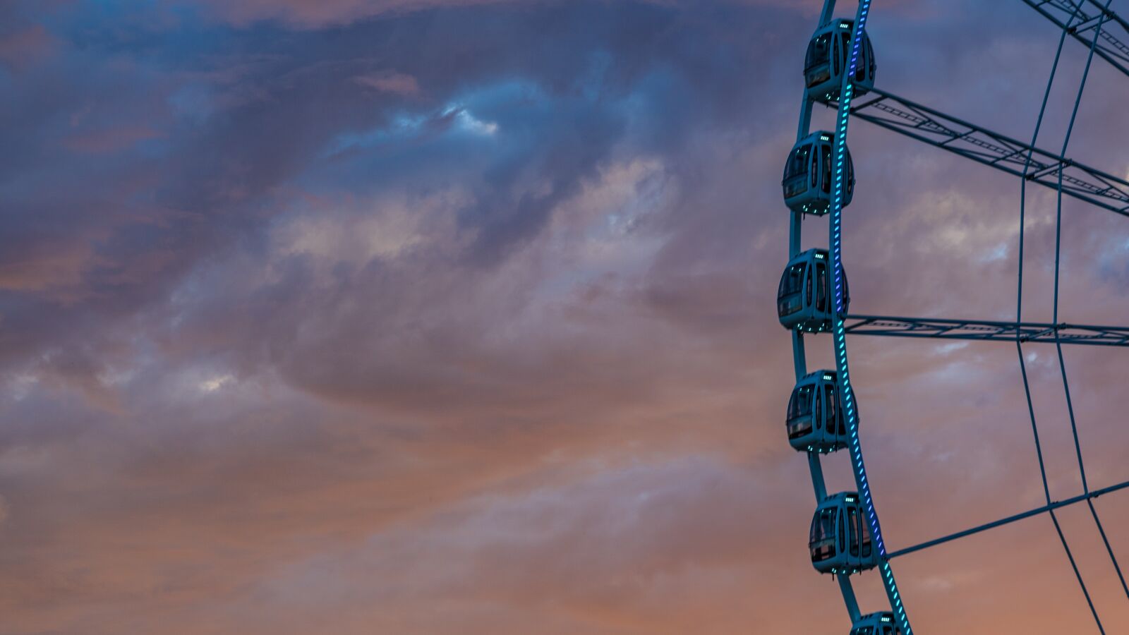 Sony E 70-350mm F4.5-6.3 G OSS sample photo. Ferris wheel, amusement ride photography