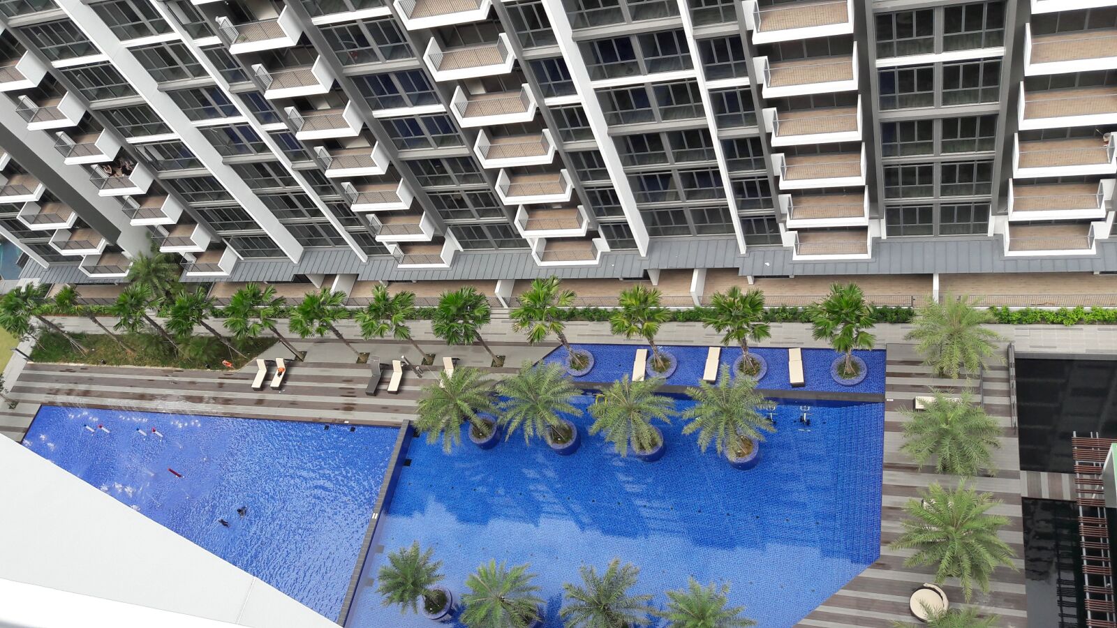 Samsung Galaxy A5(2016) sample photo. Condo, swimming pool, holiday photography
