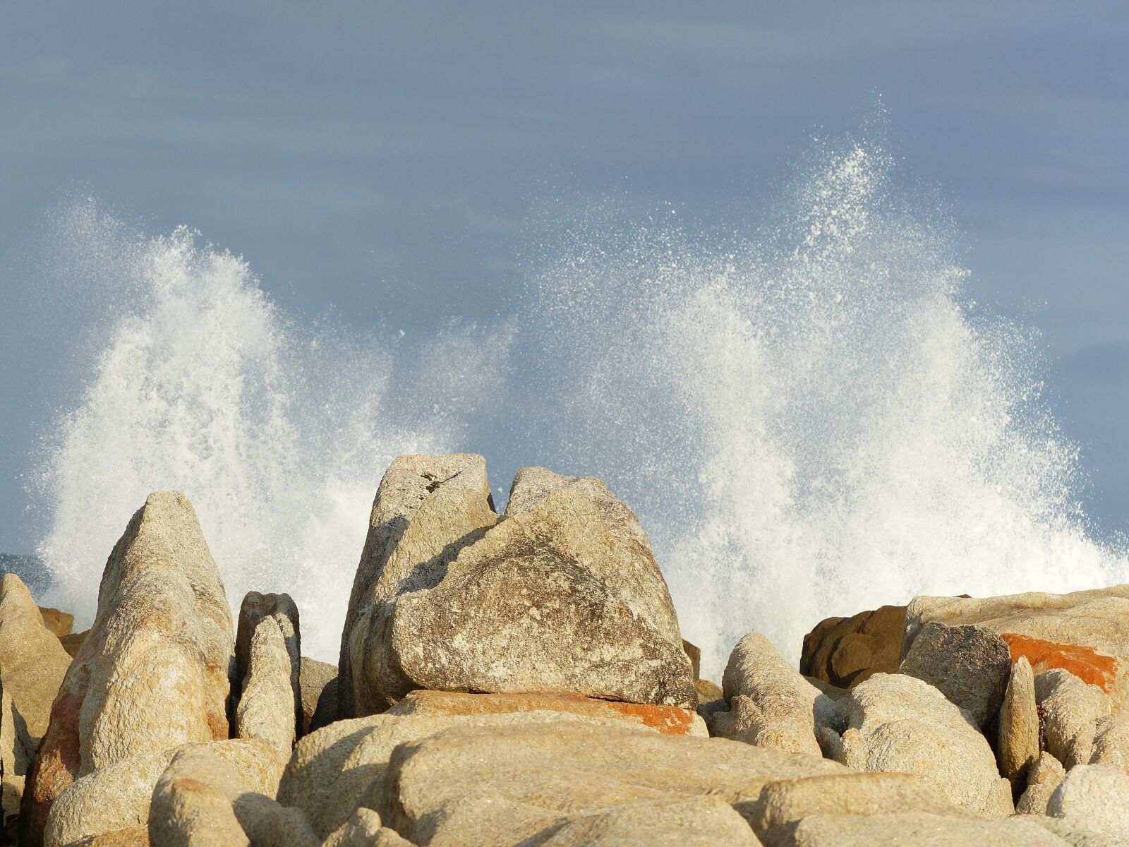 Panasonic Lumix DMC-FZ200 sample photo. Rocks, wave, sea photography